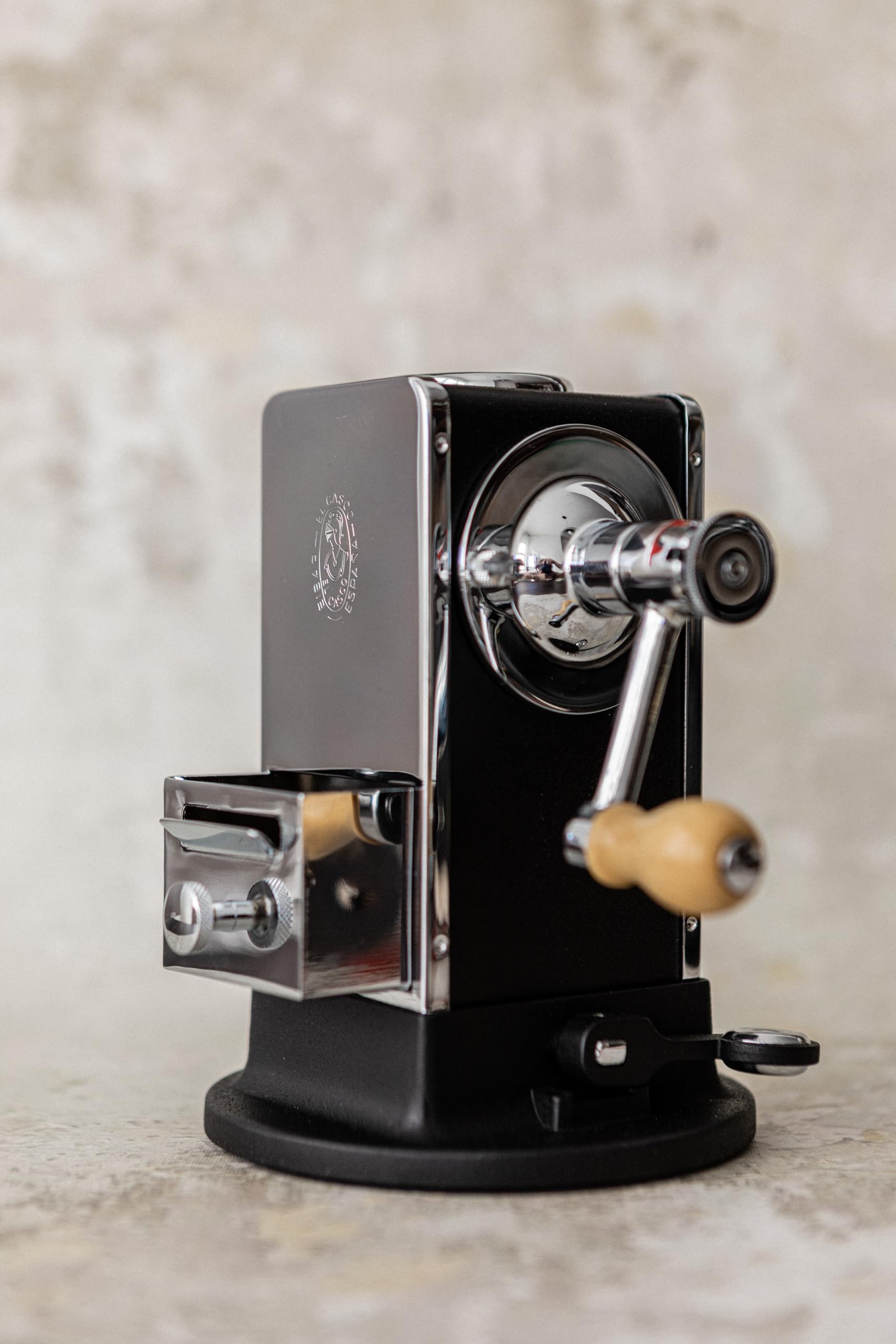 El Casco Pencil Sharpener With Base Side / Load Black And Chrome M-430CN