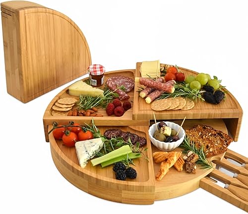 Picnic at Ascot Juego de tablas patentadas de bambú para queso/charcutería con cuchillos de queso, se almacena como una cuña compacta, se abre a 18