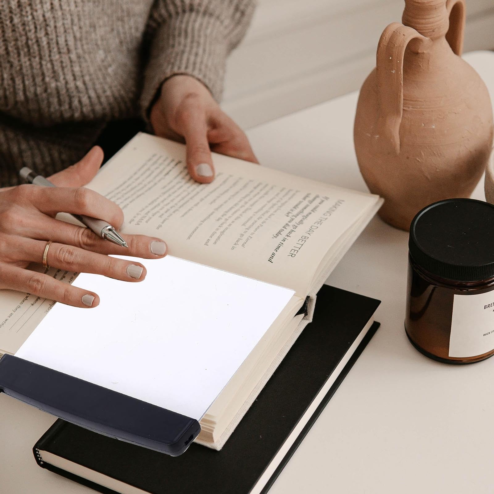 Lampka do czytania książek LED - Lampka z klipsem do ochrony oczu dla książek, tabletów, laptopów | Regulowana jasność i elastyczna szyjka, ładowanazasilany bateryjnie do spania, podróży lub nauki