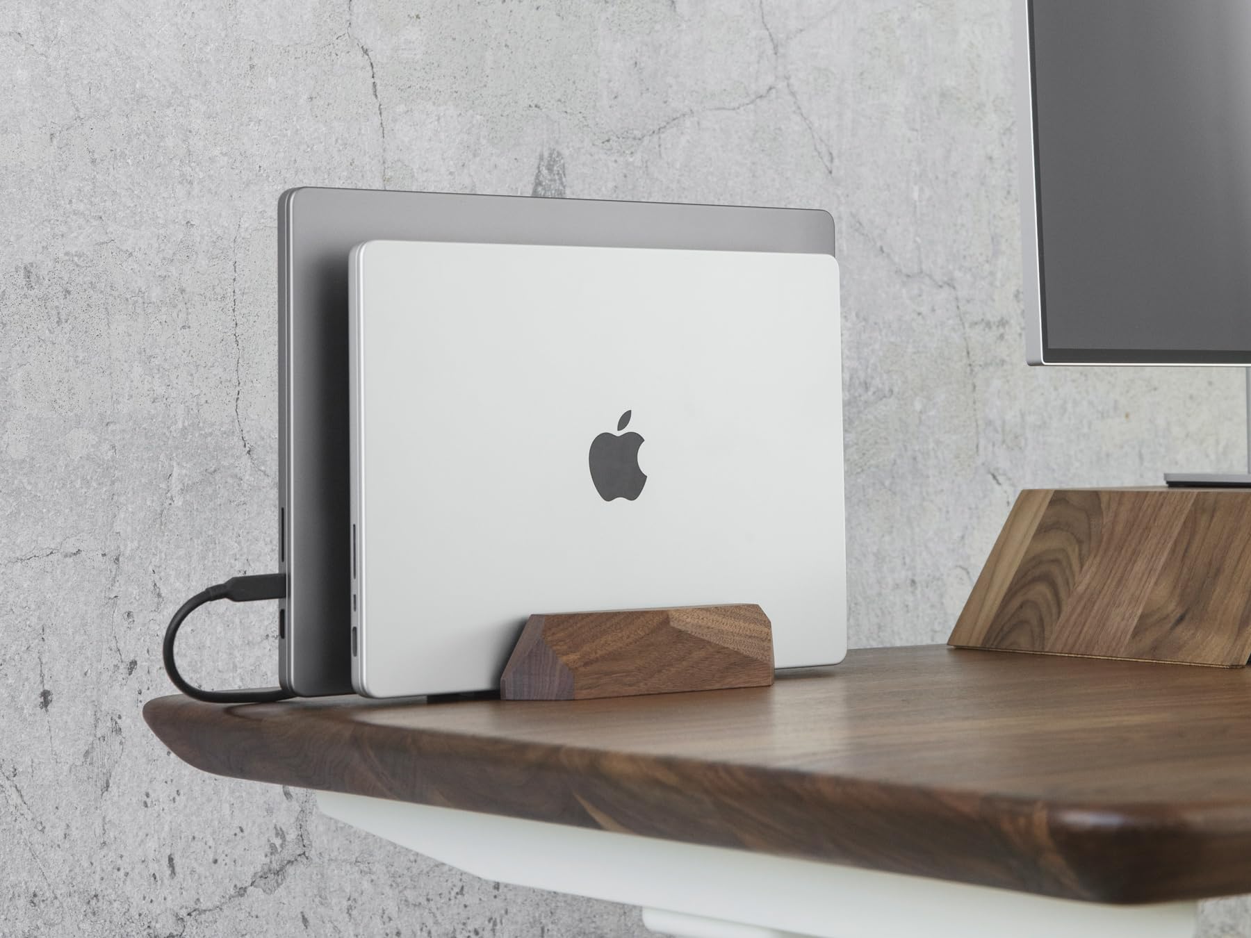 Oakywood - Laptop Ständer Vertikal - Laptop Stand aus Holz - Halterung für 2 Laptops, Verstellbar - Kompatibel mit MacBook Pro, Kompatibel mit MacBook Air, Kompatibel mit iPad - Walnuss