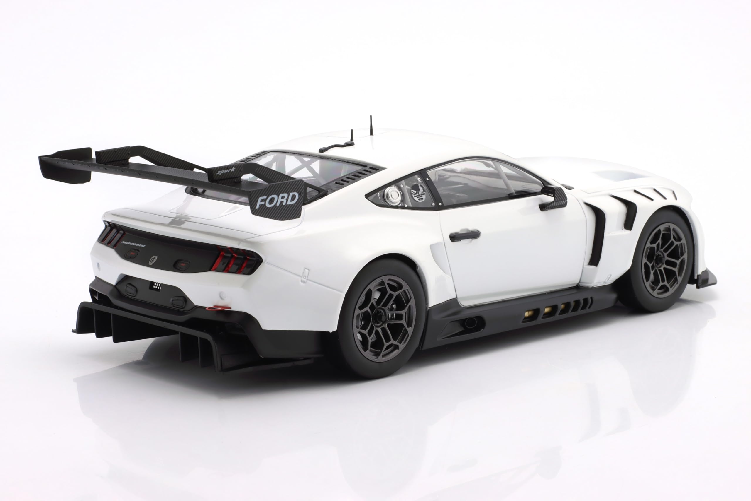 OPO 10 Modellino di Auto Compatibile con Ford Mustang GT3 Racing Spec Plain Body Version 2024 Bianco Scala 1/18 IXO LM24WHT