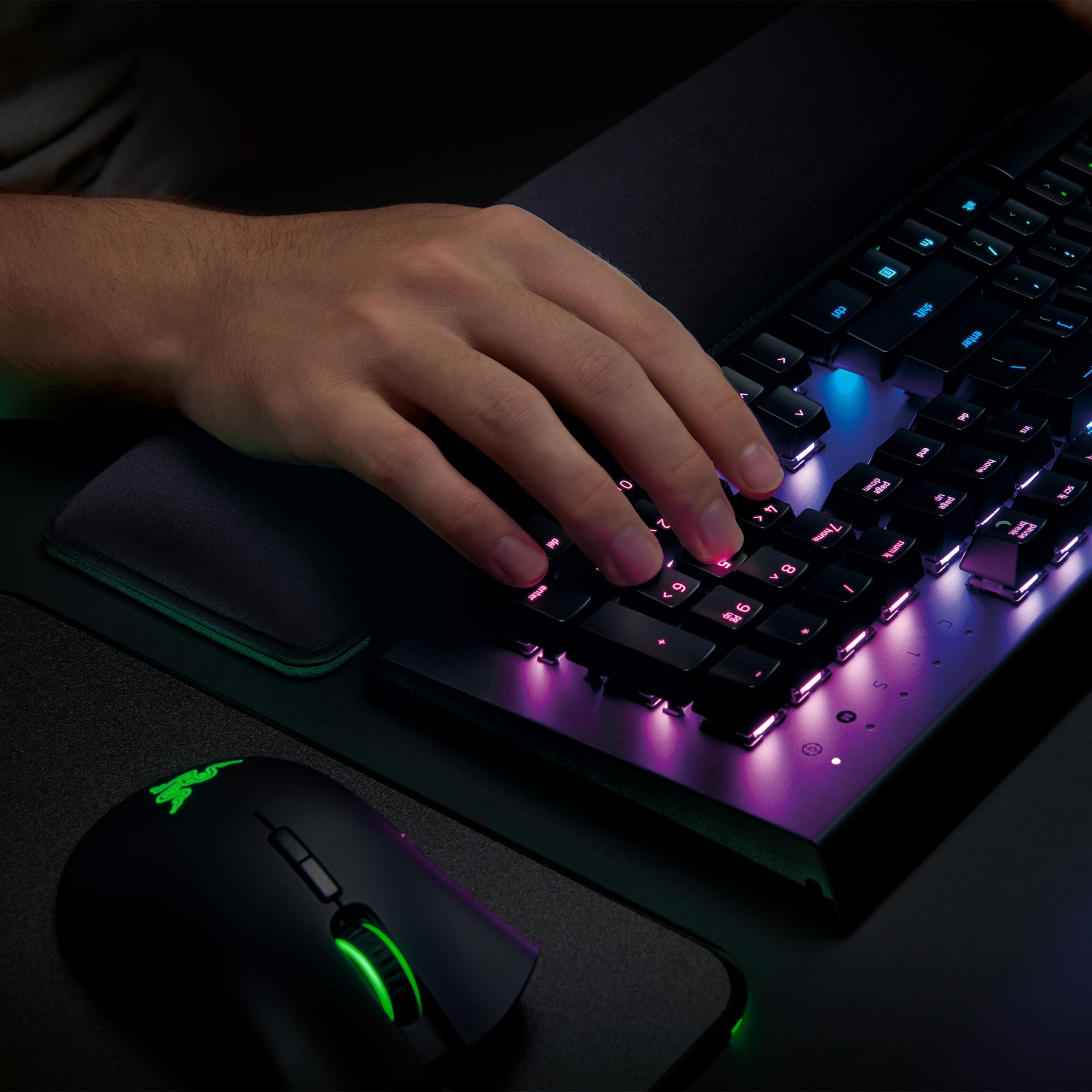 Razer Wrist Rest - Ergonomische Handballenauflage für Gaming Tastaturen im Full-Size-Format (Polsterung aus Memory-Schaumstoff, bezogen mit weichem Kunstleder) Schwarz