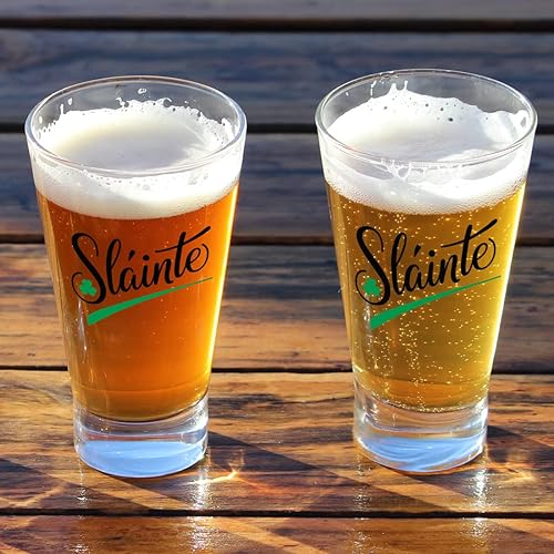 Miniatura 4 de Toasted Tales - Día de San Patricio - SLAINTEE con copas de cerveza de hoja de trébol  Vasos de San Patricio para decoraciones de fiesta  Vasos de