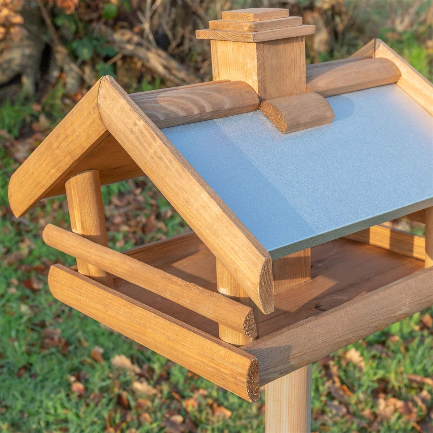VOSS.garden Vogelhaus Grota inkl. Ständer aus Holz mit Metalldach, 134cm Gesamthöhe, wetterbeständig, Vogel-Futterhaus Vogelhäuschen