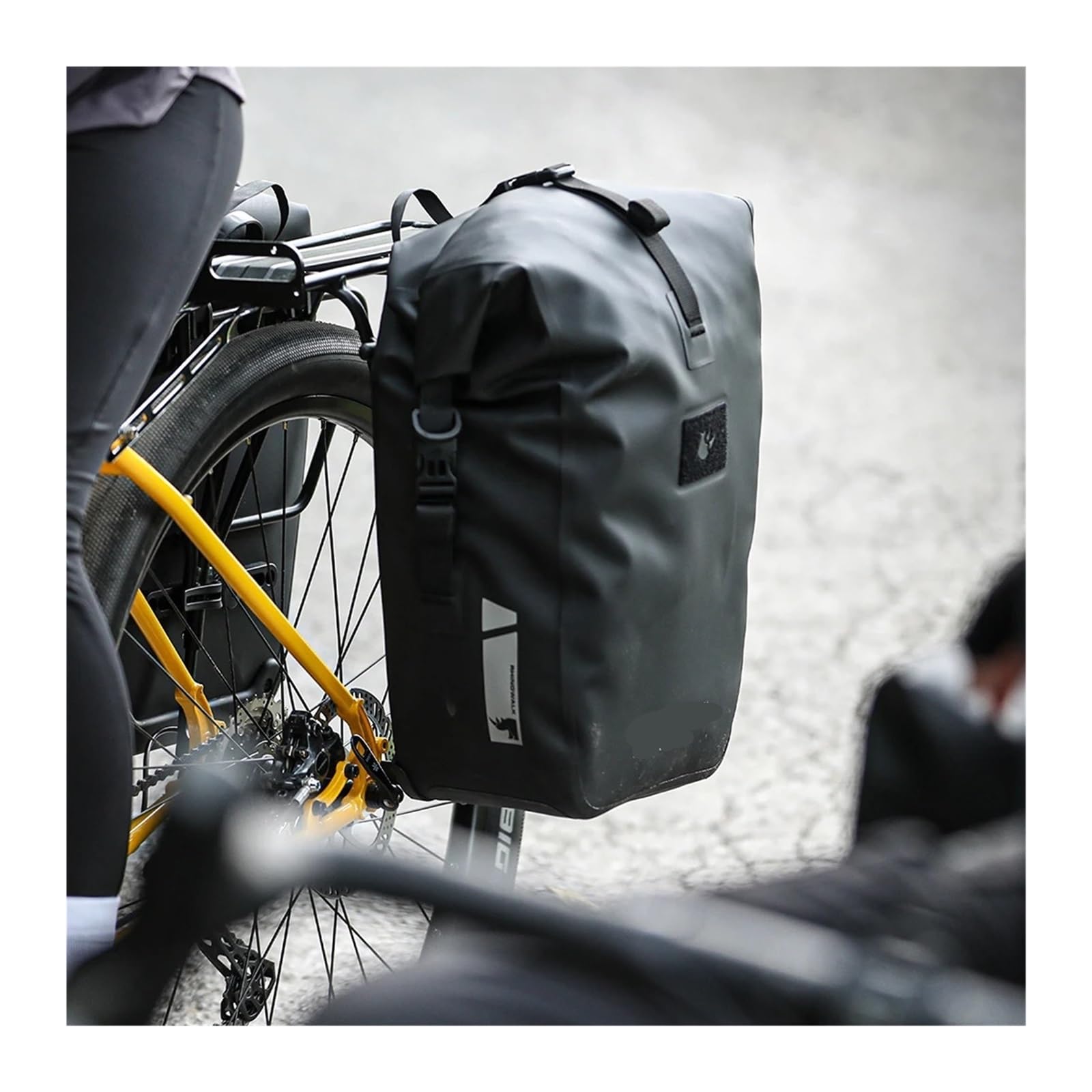 Borsa laterale for bici impermeabile 1/2 pezzo | Trasporta vestiti, attrezzi e bagagli for i viaggi in bicicletta.(M-12L,2 Pieces)