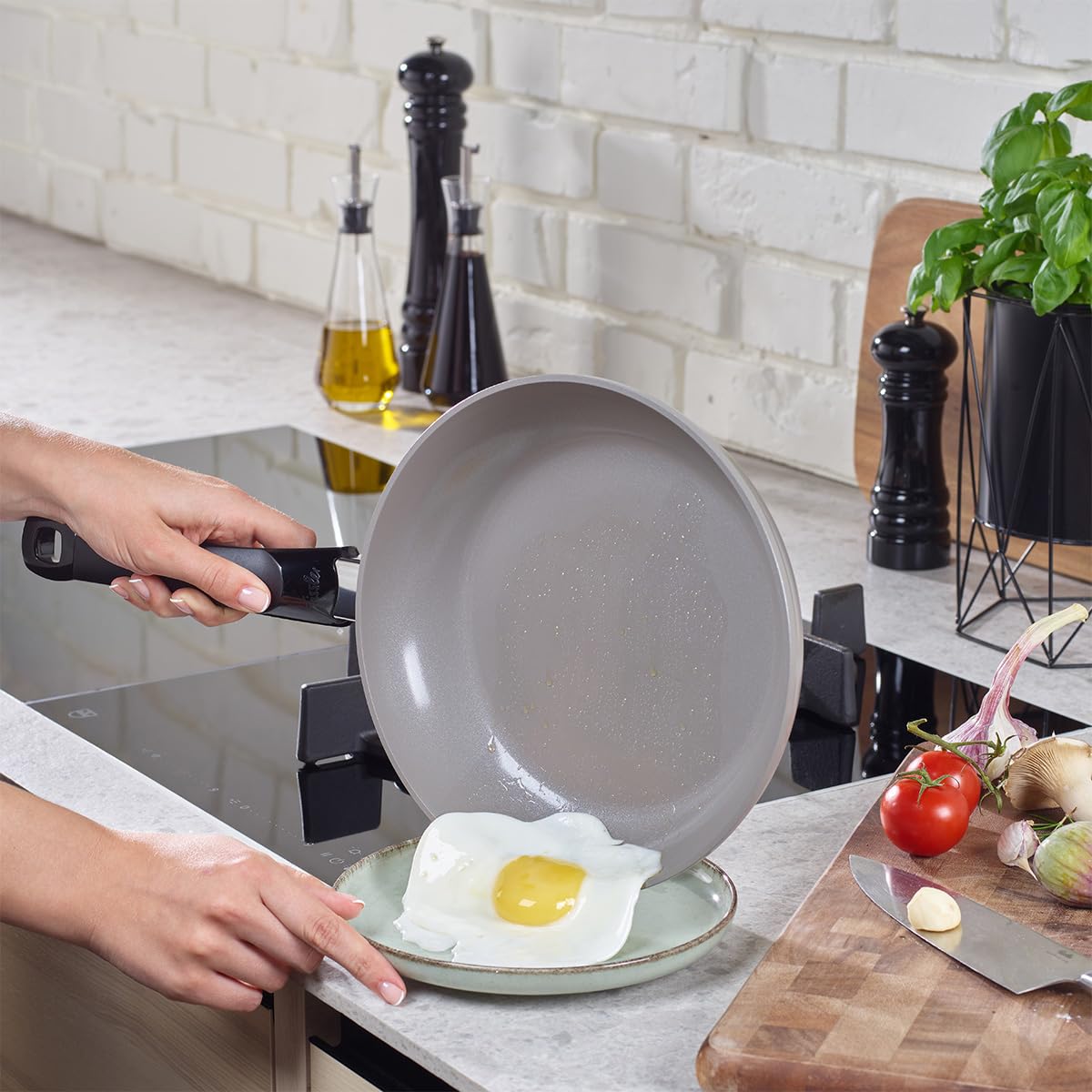 Fissler Ceratal Classic - - Padella in alluminio, rivestimento in ceramica, diametro 28 cm, antiaderente, per cottura a induzione