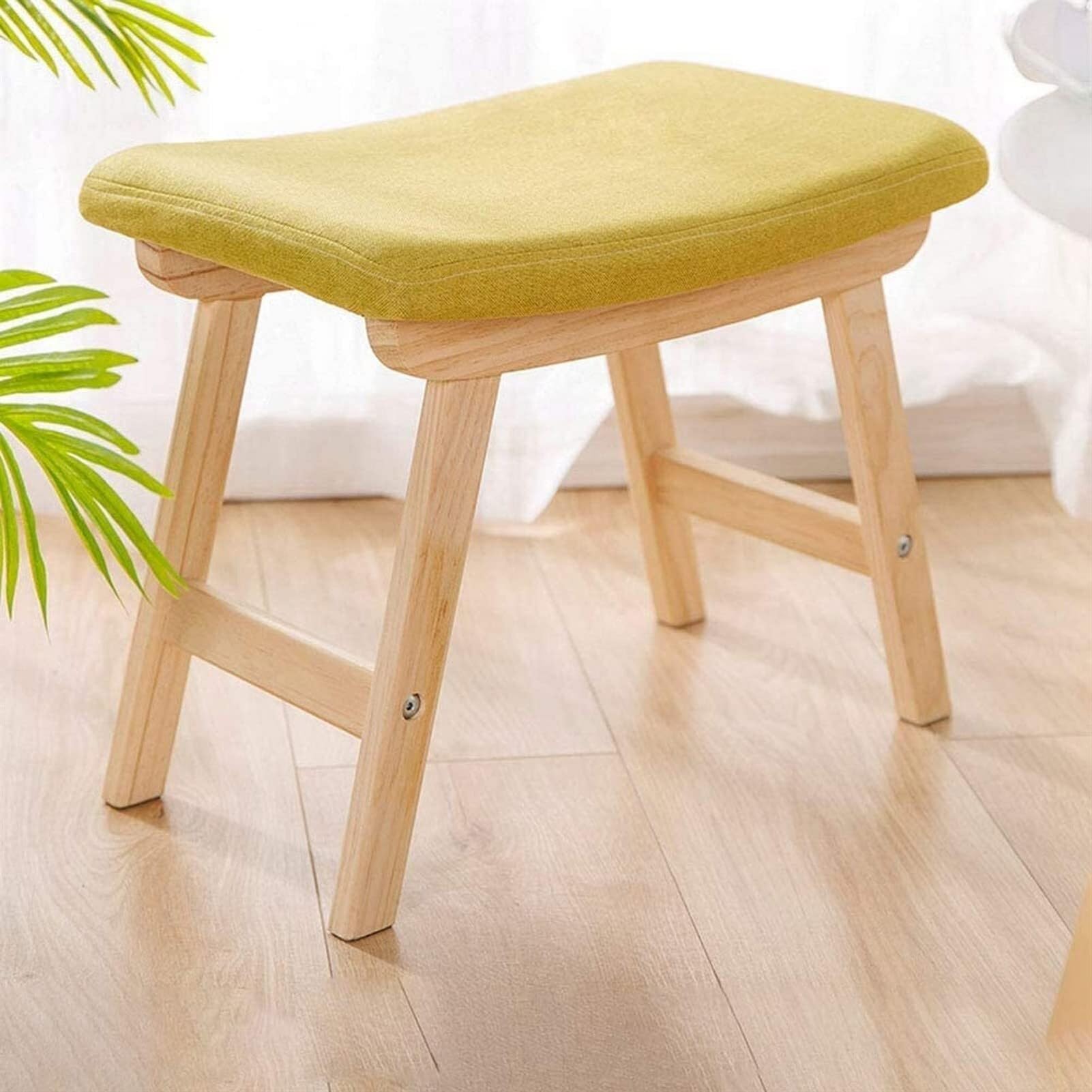 Repose-pieds carré en bois pour un coin lecture chaleureux