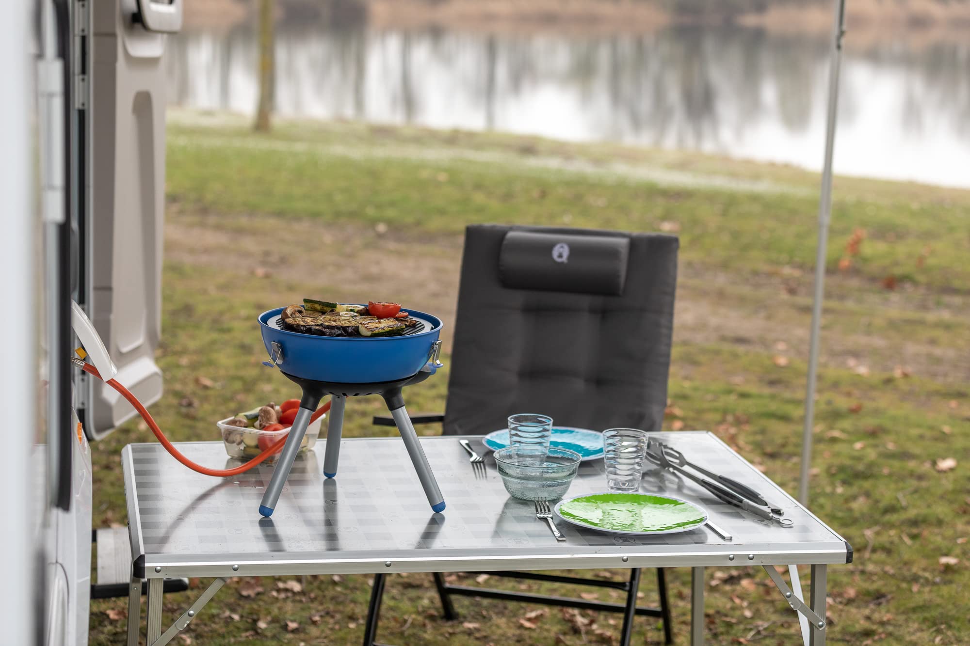Campingaz Grill na imprezę, mały grill na kemping, festiwale lub piknik, grill kempingowy z elastycznymi możliwościami gotowania, kuchenka gazowa z nieprzywierającą płytą grillową i uchwytem na garnki