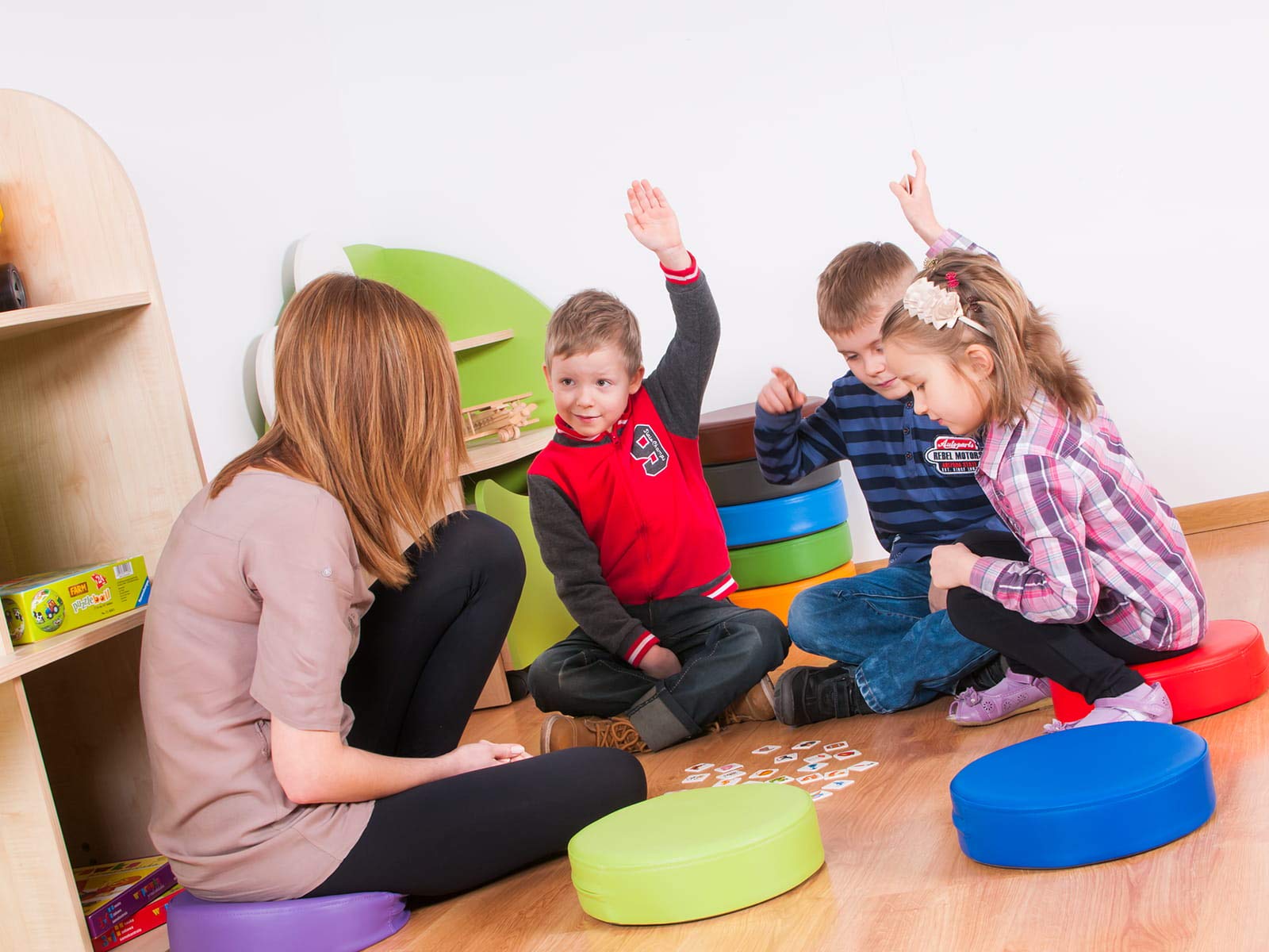 Pouf rond - vert, où les enfants peuvent se détendre, douceur et confort d'utilisation, fond antidérapant