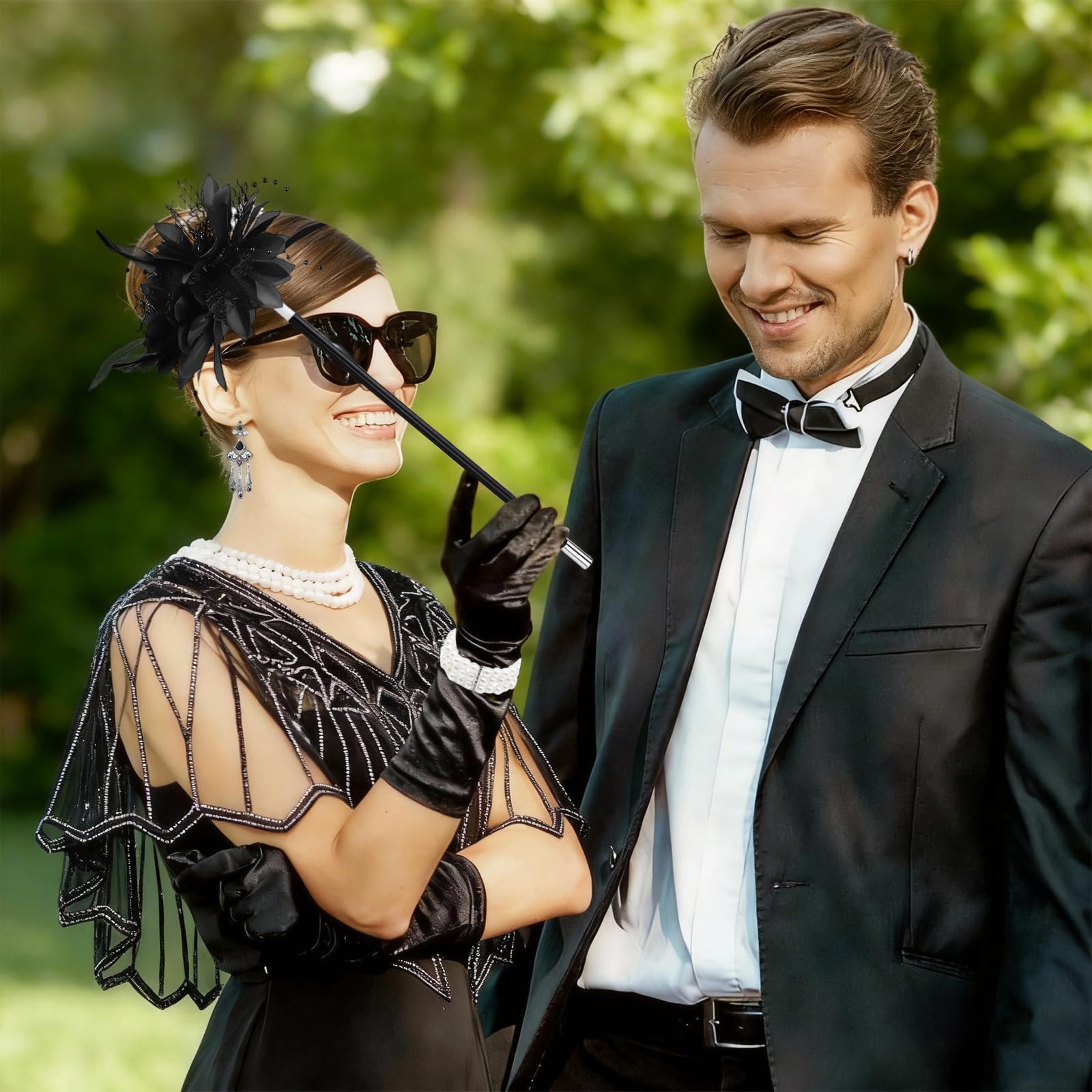 Kostium damski w stylu lat 20. XX wieku, zestaw akcesoriów w stylu lat 20., akcesoria z nakryciem głowy, rękawiczkami, naszyjnikiem, bransoletką, kolczykami, wentylatorem, czarne pończochy na
