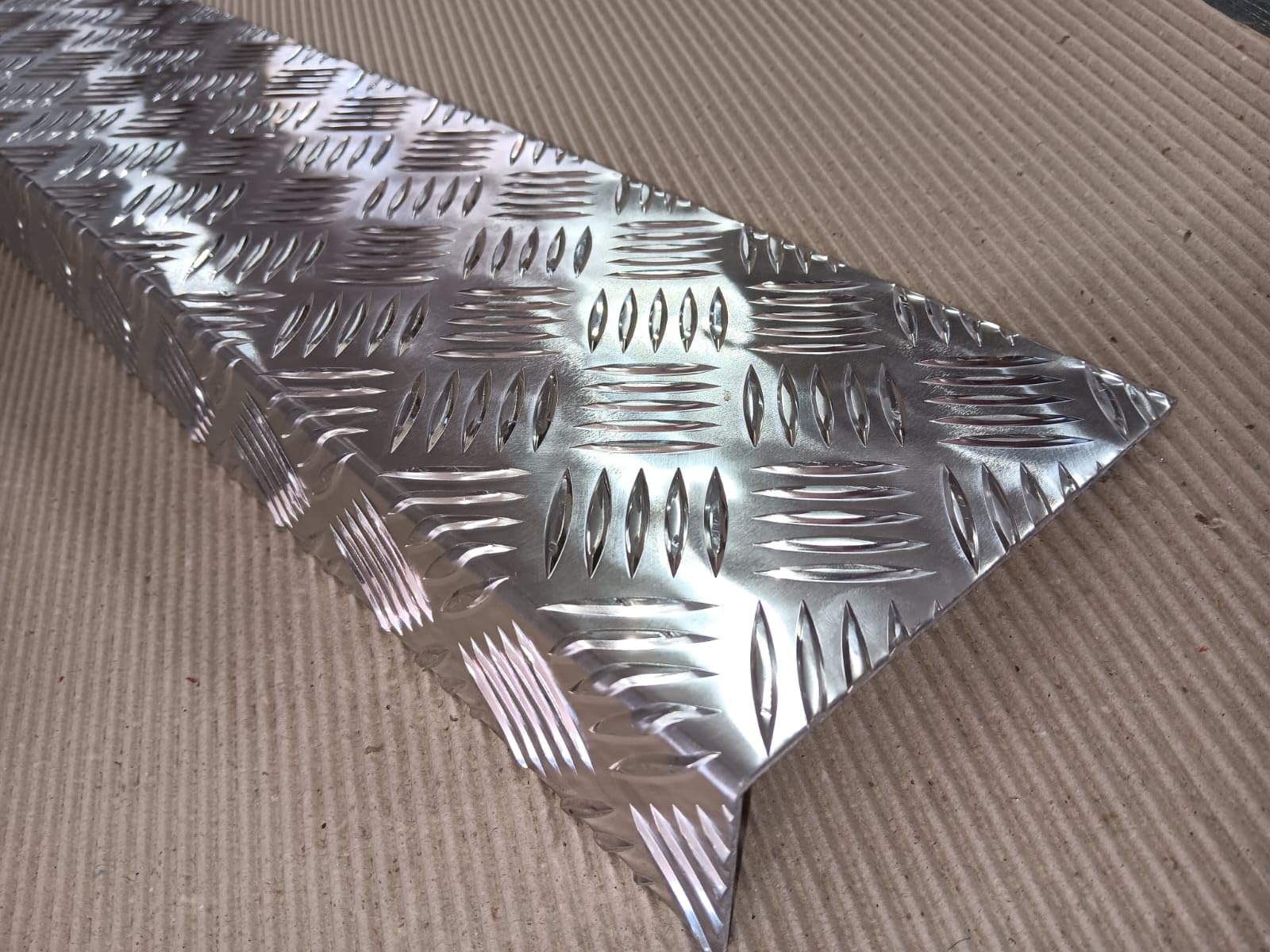 Profilo ANGOLARE in alluminio MANDORLATO IN ALLUMINIO PARASPIGOLI lati non uguali (150x30x1000mm)