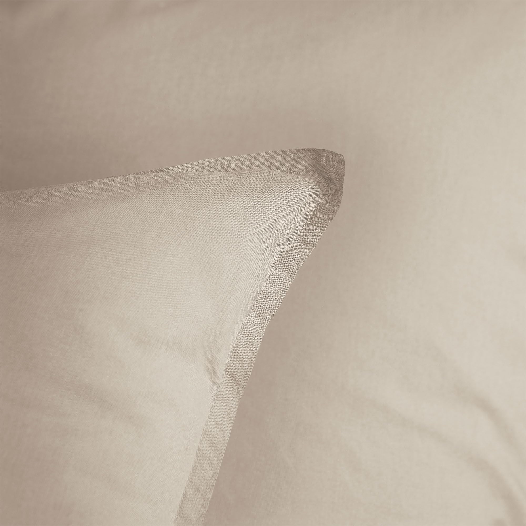 MATT & ROSE Parure de lit Coton LAVÉ Unie avec taies à Volant 100% Coton | Coloris Lin | Housse de couette 260x240 cm + 2 taies d'oreiller 65x65 cm | Fermeture boutons | Certification Oeko-Tex