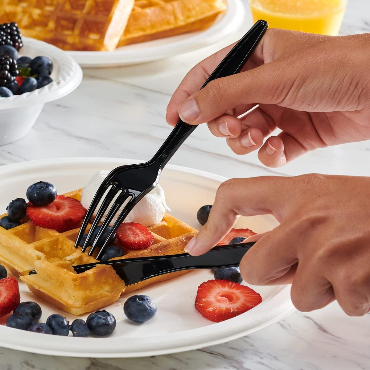 [] Basic Bla Plastic Knives, Heavy Duty Disposable Utensils -