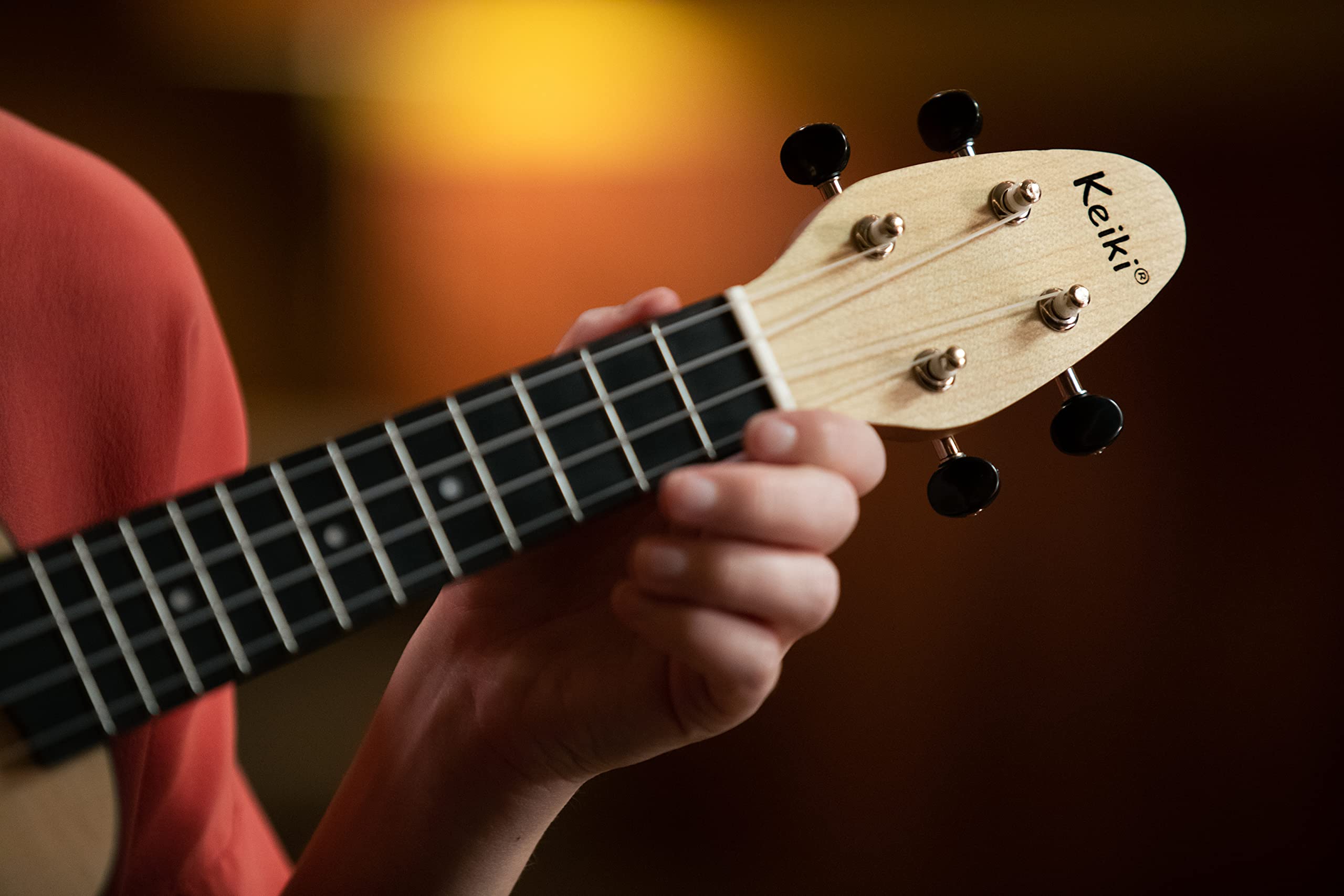 Ortega Guitars Ukulélé Soprano acoustique - Keiki K2 - Kit de démarrage incluant Accordeur, Courroie, 5 Médiators Medium et Sac à cordon - érable (K2-MAP)
