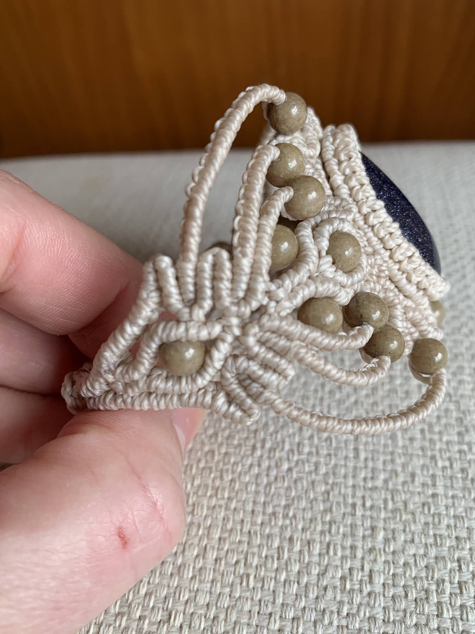 Brazalete macramé hecho a mano con hilo encerado y piedra blue sand engarzada