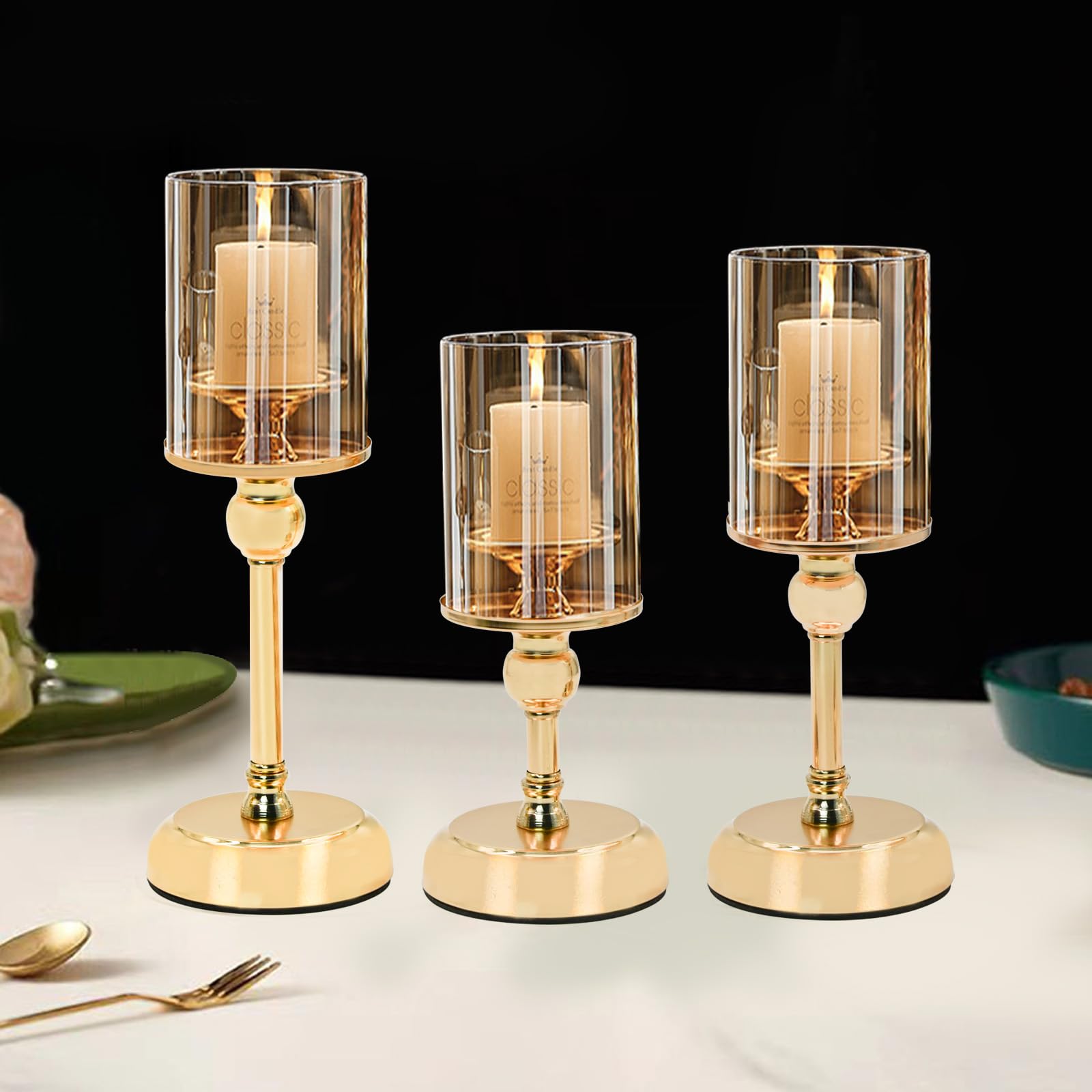 Goldener Kerzenhalter für Tischdekoration, Set mit 3 dekorativen Kerzenhaltern für Stumpenkerzen, hoher Kerzenhalter mit Glasabdeckung für drinnen und draußen, Heimdekoration (L+M+S)