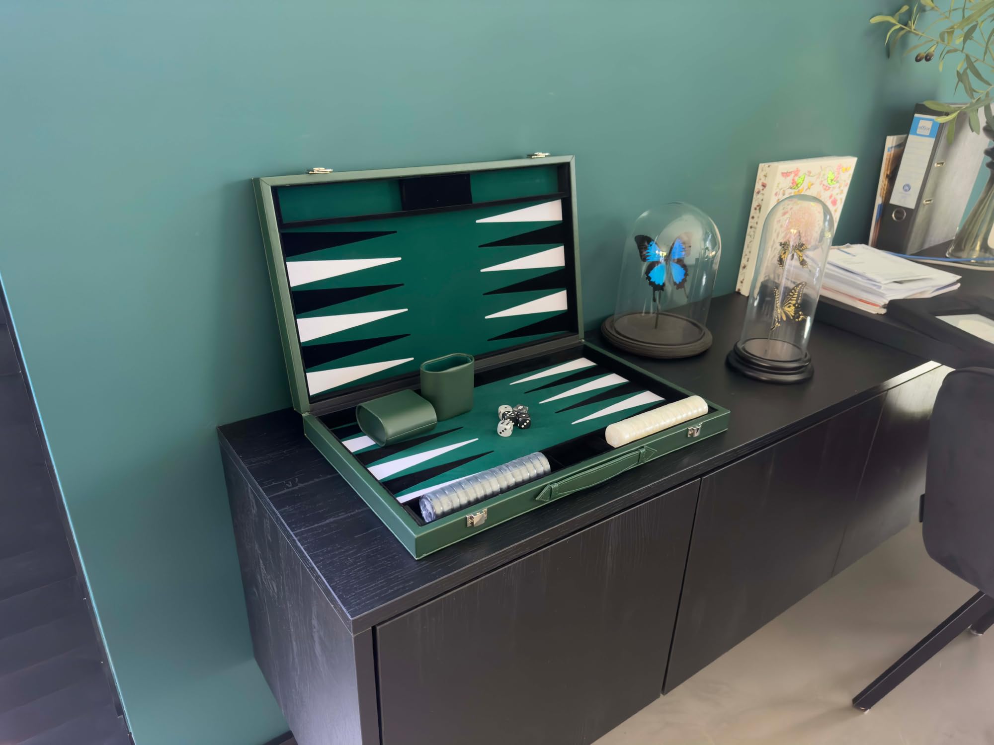 Engelhart - 250529 - Backgammon Deluxe de 15 Pulgadas - 38 cm - Juego de Backgammon de Fieltro con Incrustaciones - Piedras de Perlas y Dados - Verde/Negro/Blanco