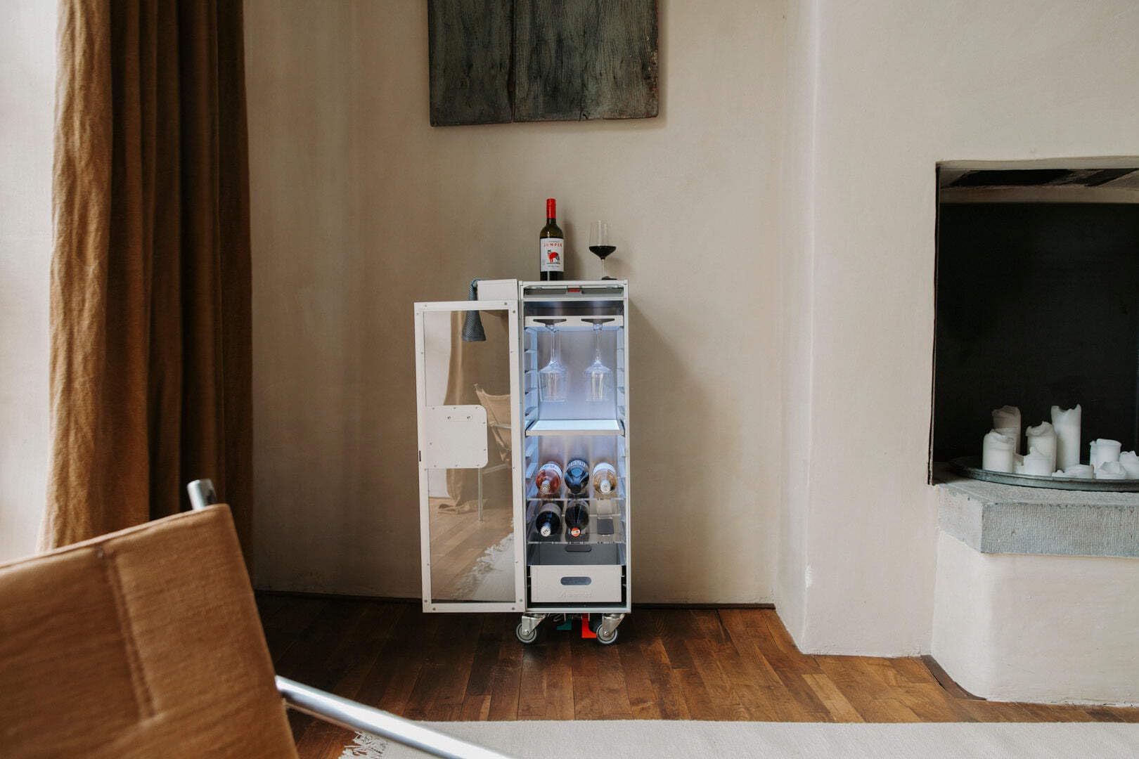 Flugzeugtrolley Bar Edition – Original Airline Trolley Atlas Norm, Edelstahl gebürstet – Inkl. LED-Beleuchtung & Glasboden – Bordtrolley Servierwagen für Home Bar & Büro