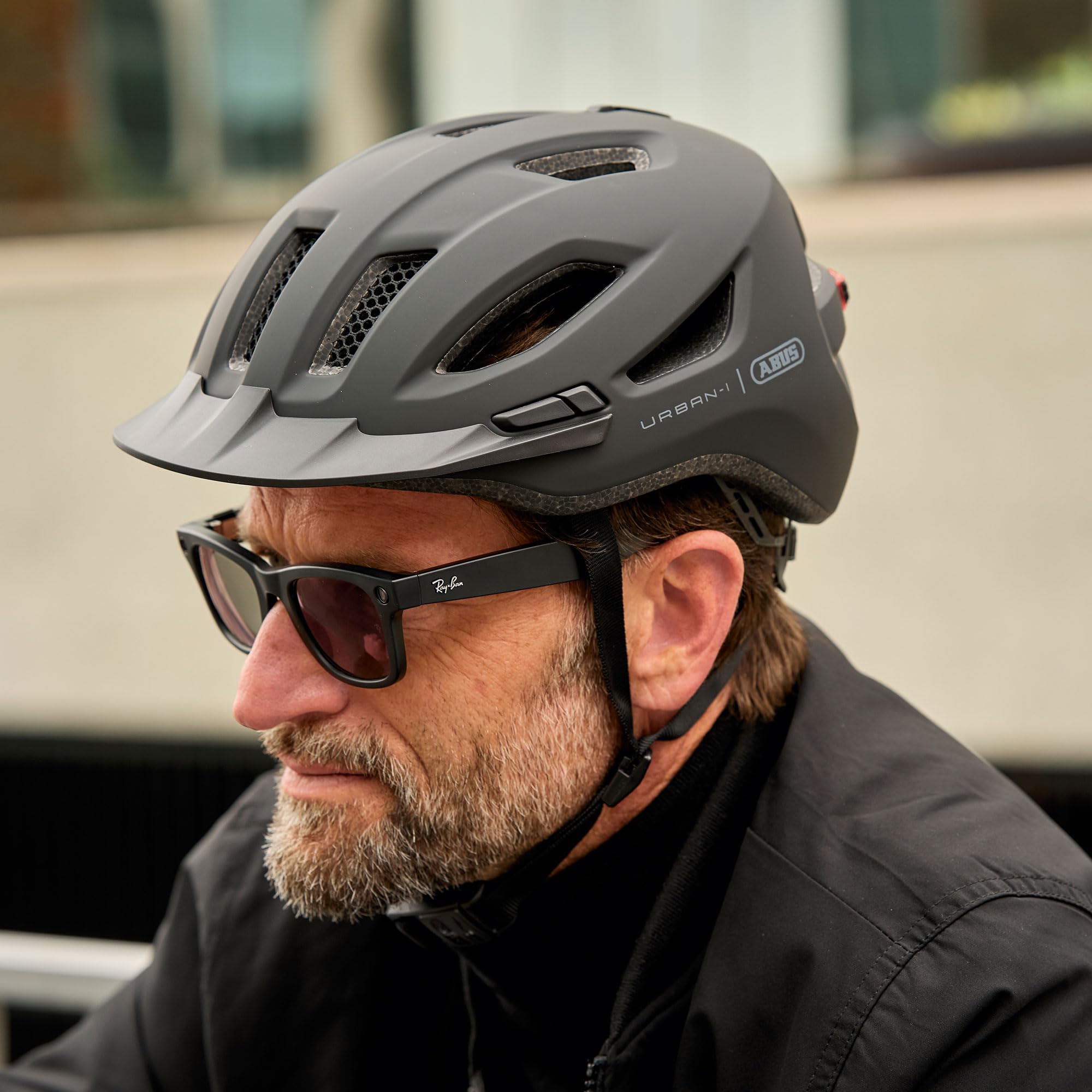 ABUS Stadthelm Urban-I 4.0 - Fahrradhelm mit aufladbarem Rücklicht, 2 Leuchtmodi, Schirm, Zopf-Öffnung und magnetischem Verschluss - für Jugendliche, Frauen und Männer