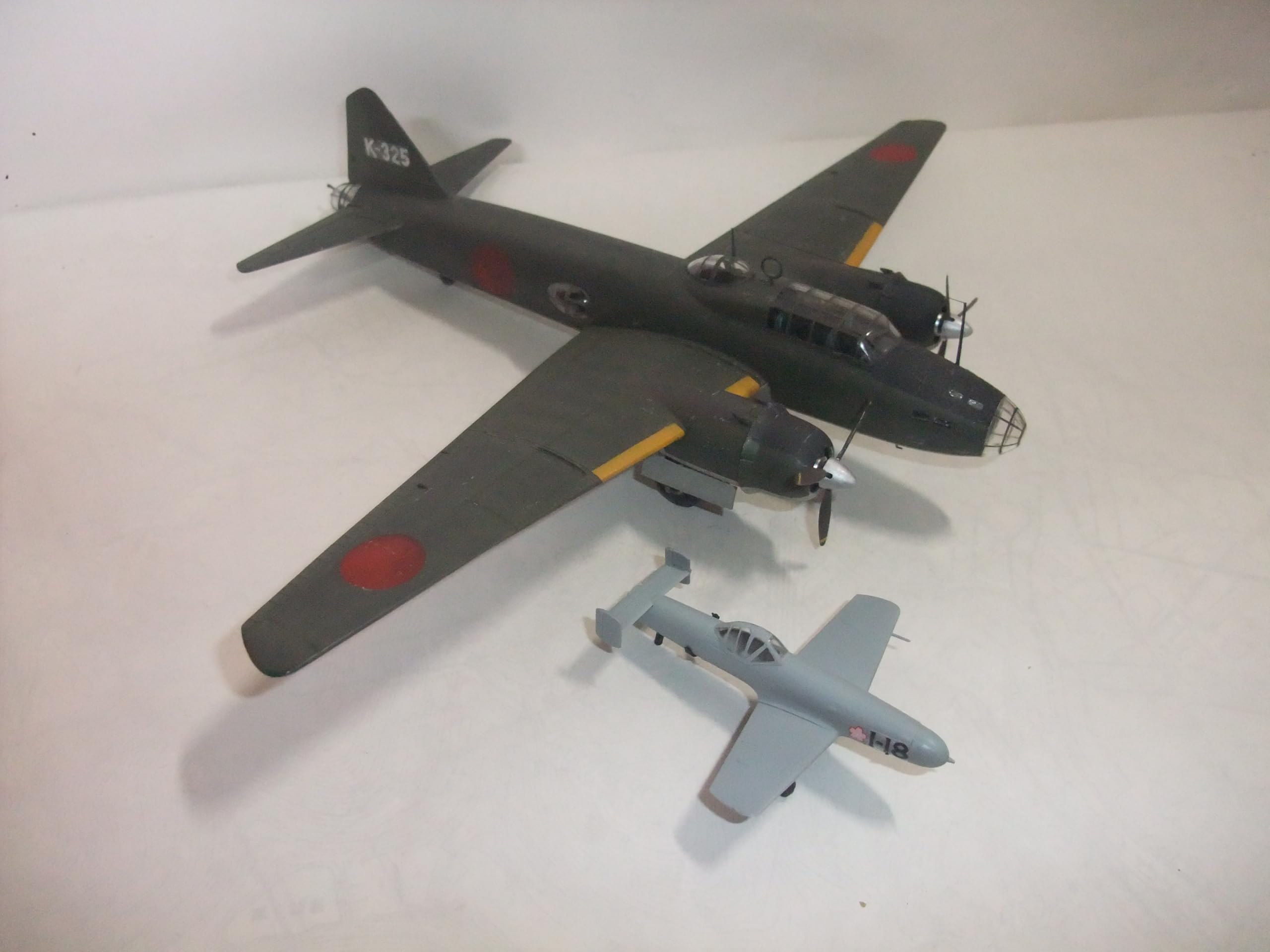 Amazon | 完成品 日本海軍1式陸上攻撃機【桜花附き】72分1サイズ  