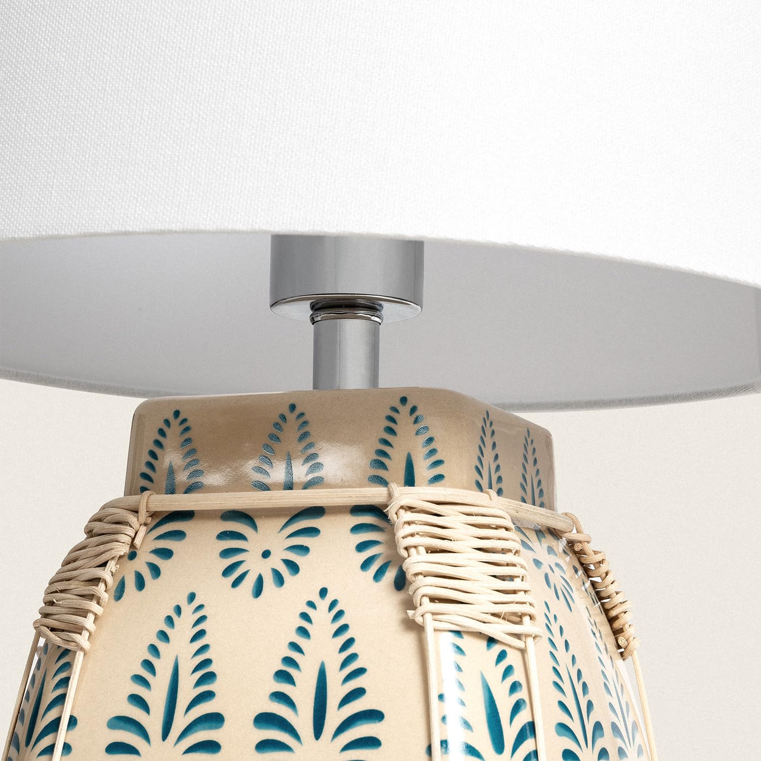 LEDKIA LIGHTING - Lámpara de Mesa Ariché | Diseño Artesanal Mediterráneo | Base Cerámica y Ratán | Requiere 1 Bombilla E27 | Para Salón y Dormitorio; Blanco