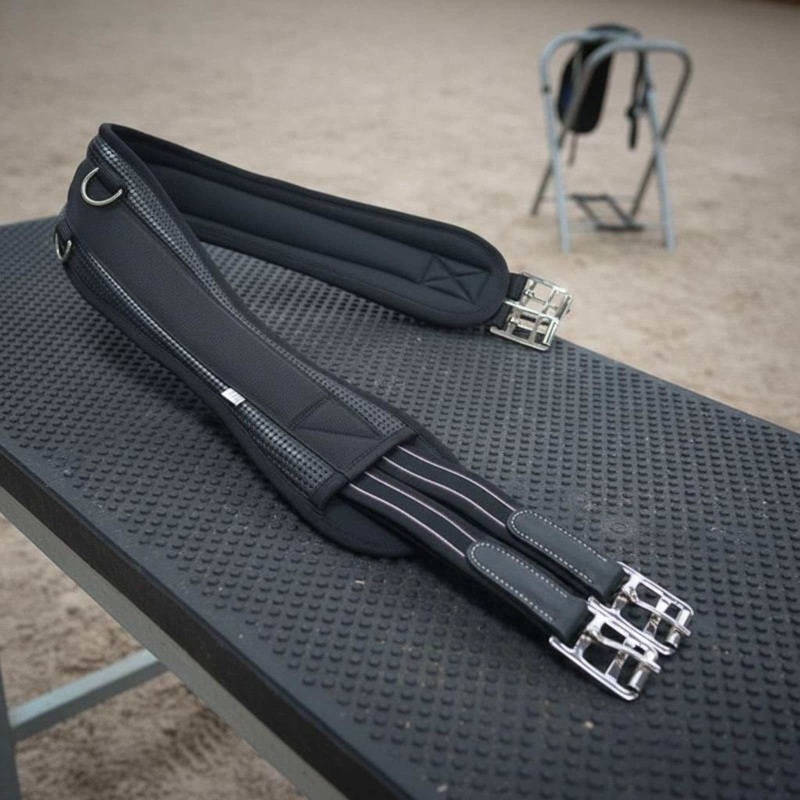 Jiuvaso Cintura Equestre per Cavallo con Imbottitura Cinturino con Fibbia Regolabile Design Curvo Rinforzi Alle Estremità Materiale in Pelle E Lega Adatta per , Nero , 105cm