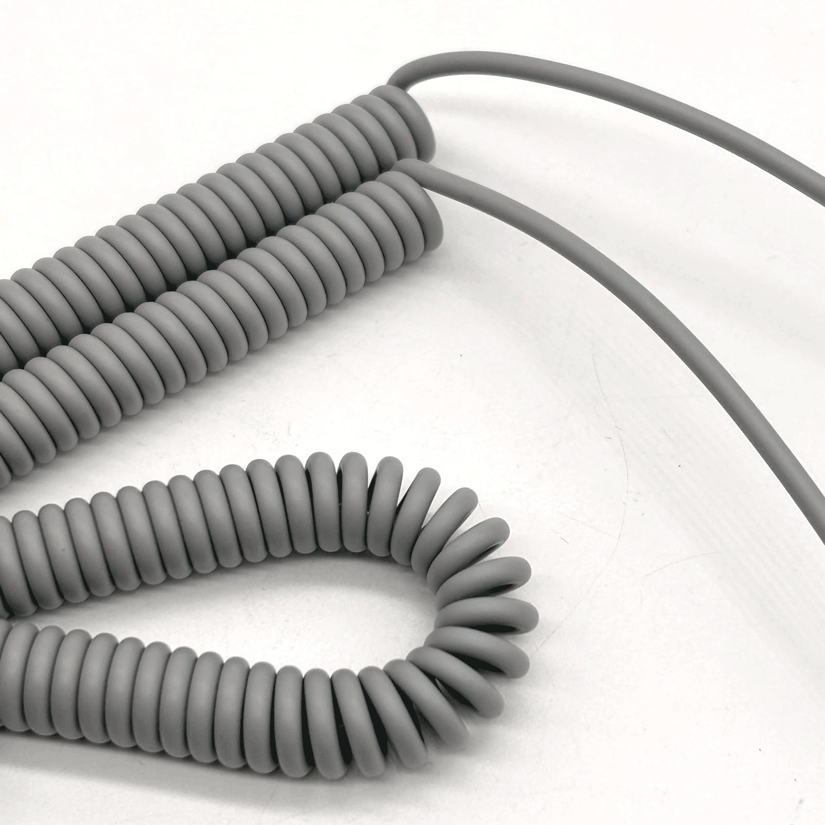 Graues 2-adriges Spiralkabel 17AWG 1mm2 Hitzebeständiges Polyurethan Dehnbare 15 Meter Leitung Elastizität