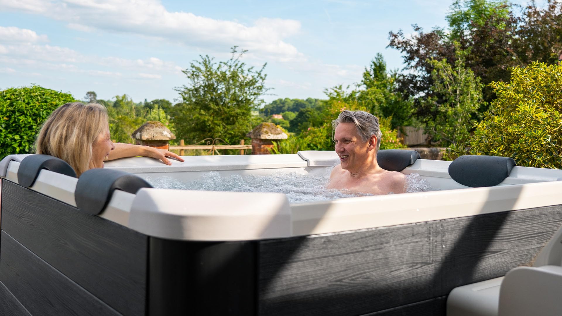 MSpa Oslo Plus SPA bañera de hidromasaje Exterior para 6 Personas, Pared Exterior Sólido, Iluminación LED, Uso Todo el Año, Resistente al Invierno (Oslo Plus | 180x180x65 cm)