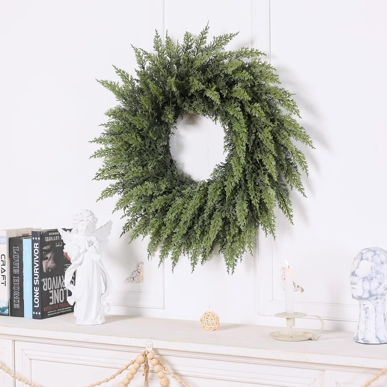Künstlicher Zedernkranz, 61 cm, fühlt sich echt an – künstlicher Weihnachtskranz für Haustür, Urlaub, Kamin, Kaminsims, Wand, Fenster – Kieferngrün, Außendekoration