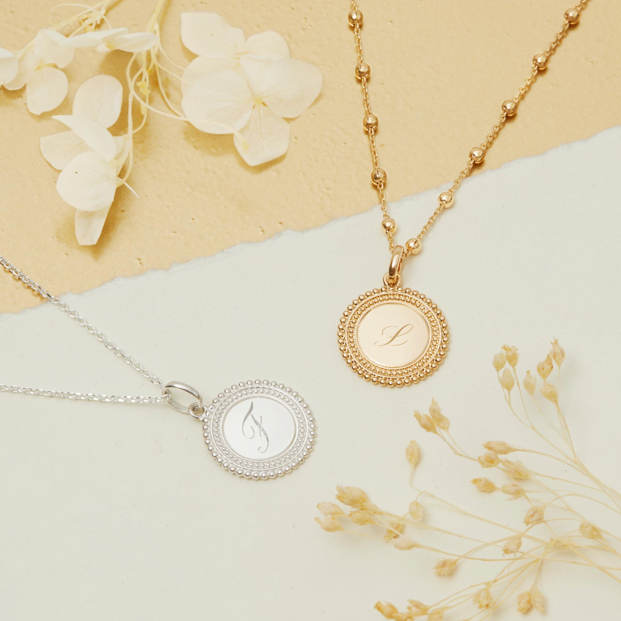 Moments Precious Collar infantil medalla con cuentas y inicial grabada, plata