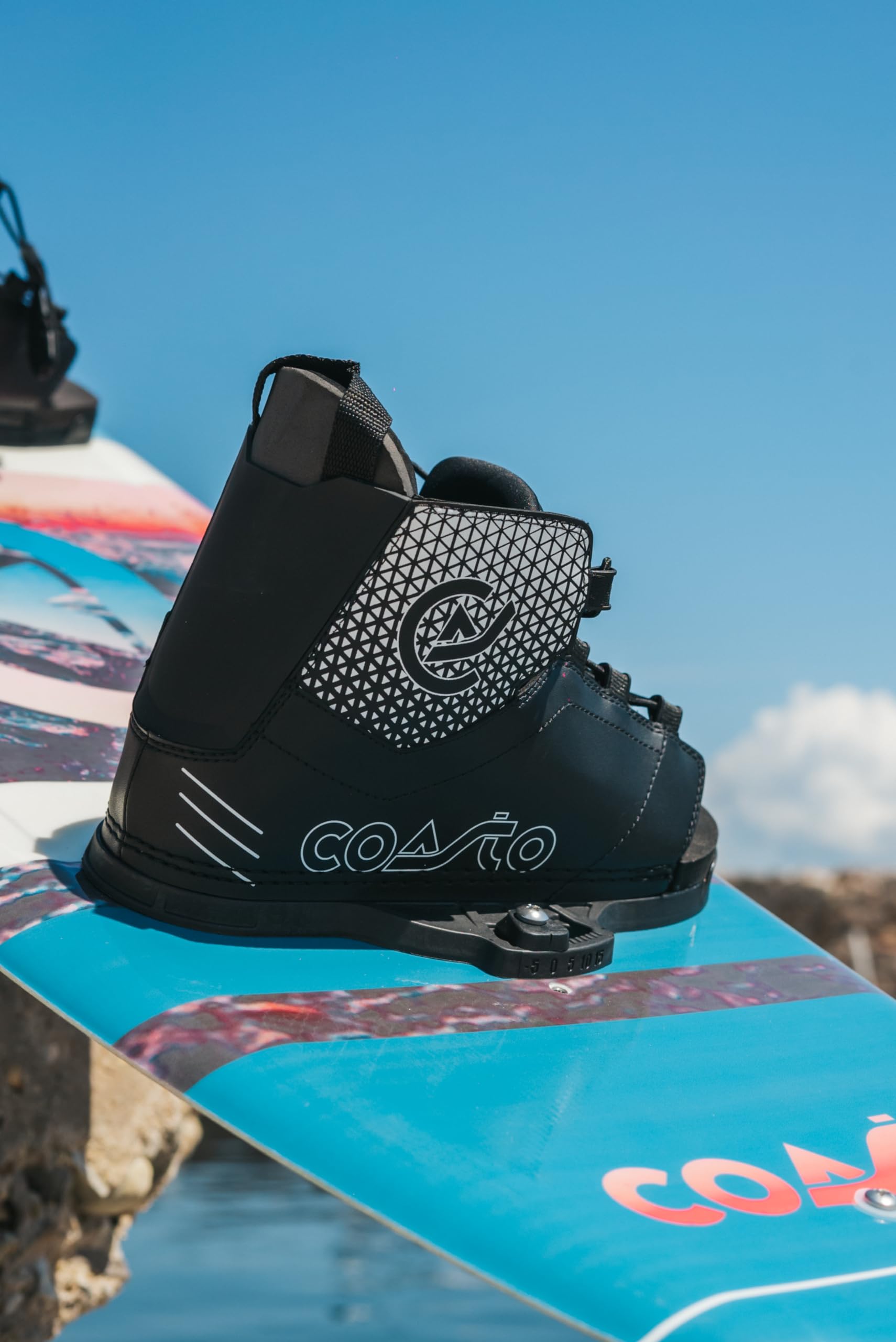 Coasto Wakeboard Kyanit 140 PB-CWKBKYANIT Planche Légère Confortable Pratique pour Tous Les Riders Tout Niveau Chausses Comprises Charge Max 90 kg 140 cm