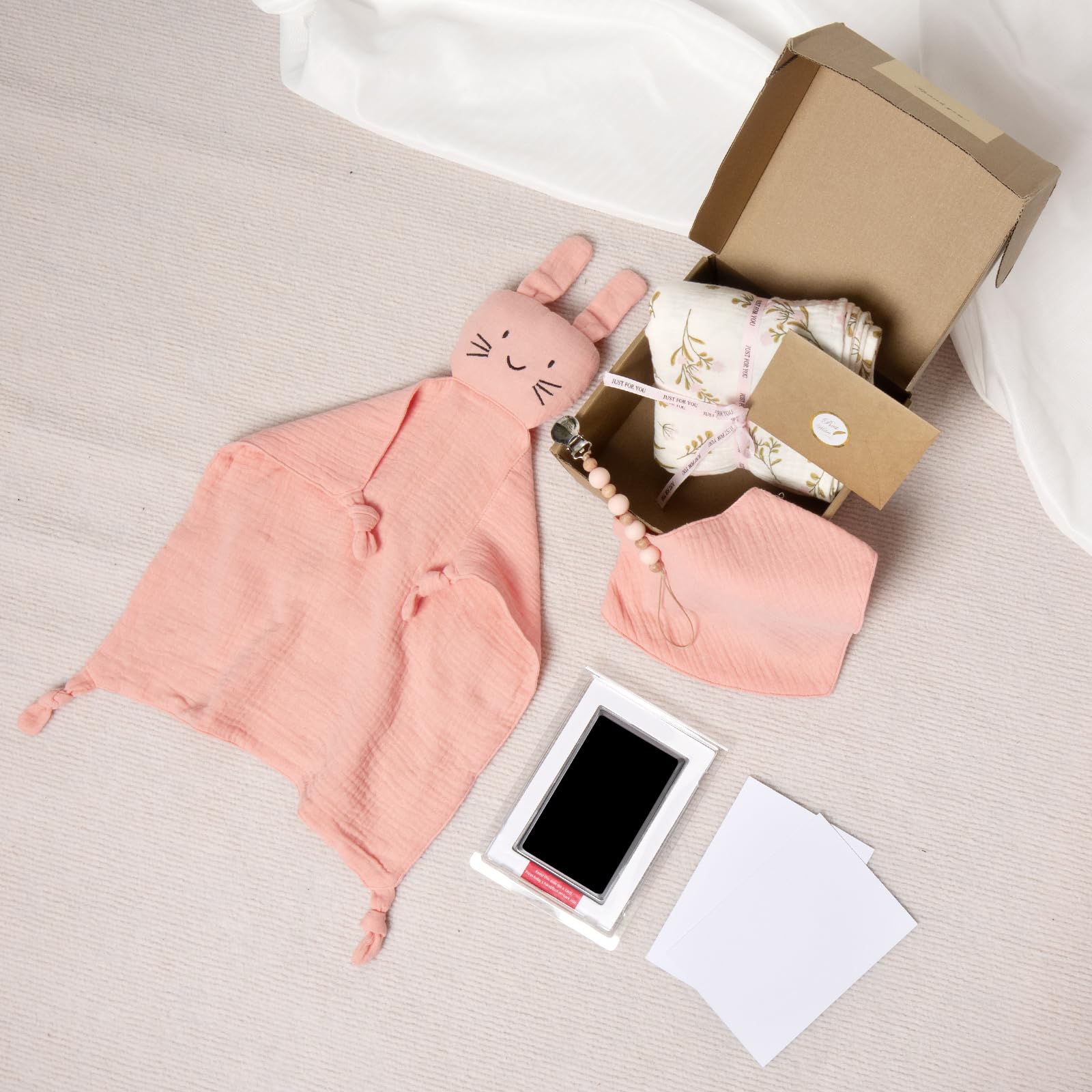 Coffret cadeau bébé 6 en 1 couverture mousseline doudou bavoir chaîne tétine pied carte cadeau Rose