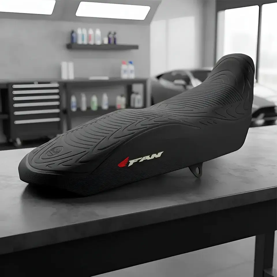 Capa banco de moto emborrachada 3D Preta universal Compátivel com CRF Bros Titan Fan Biz Pop Fox e Circuit Cb 300 - FAN LOGO BRANCA