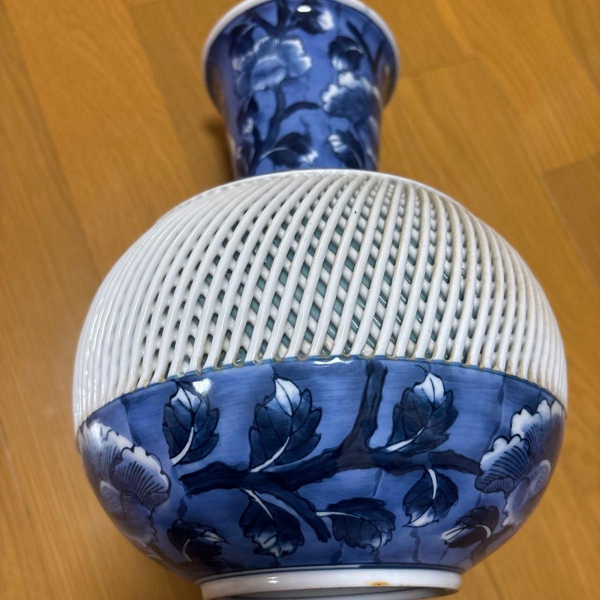 有田焼 琴峰作 透かし網目 花瓶 有田焼 花瓶 網目透かし 他 置物 白⁄青