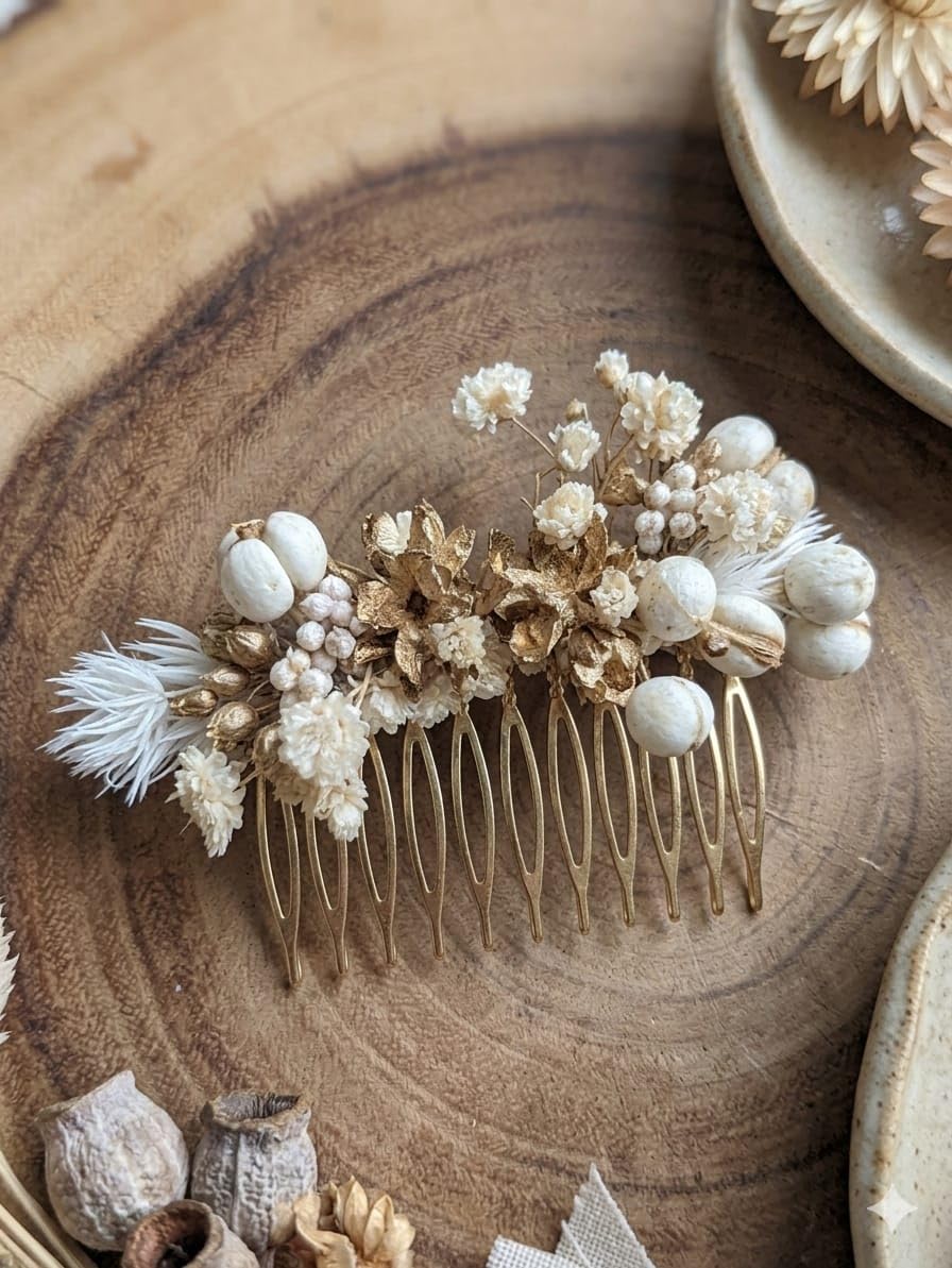 Céleste - Peigne de Mariée Fleurs Séchées Artisanal, Or - Blanc - Crème, Métal Doré, Style Bohème Romantique, Fait Main en France - Pièce Unique