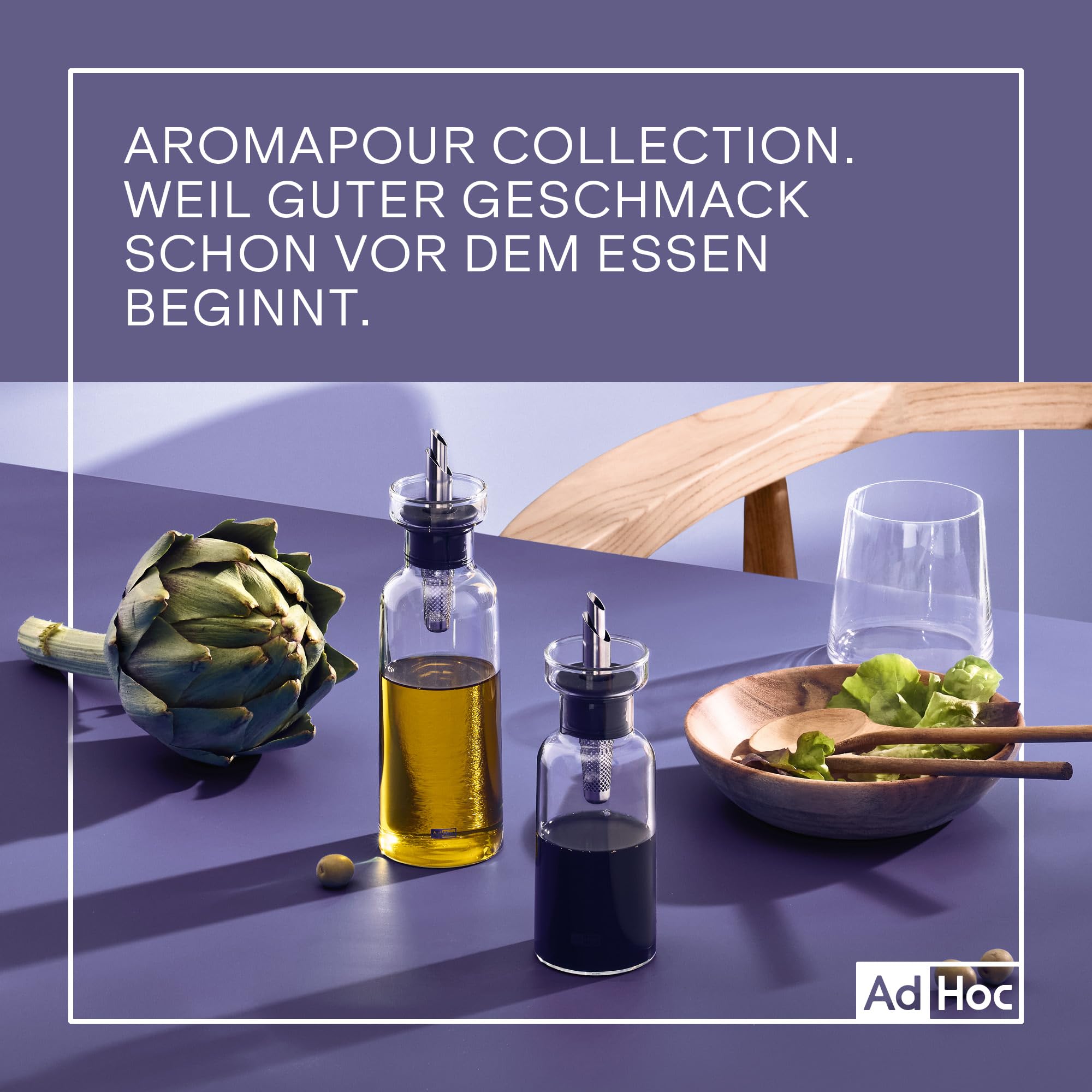 AdHoc AromaPour Ölflasche und Essigspender mit passendem Holz Untersetzer | Mit PreciseFlow Ausgießer aus Edelstahl für tropffreies Dosieren, Premium Geschenkset aus 2x 300ml Glasspender und Tablett