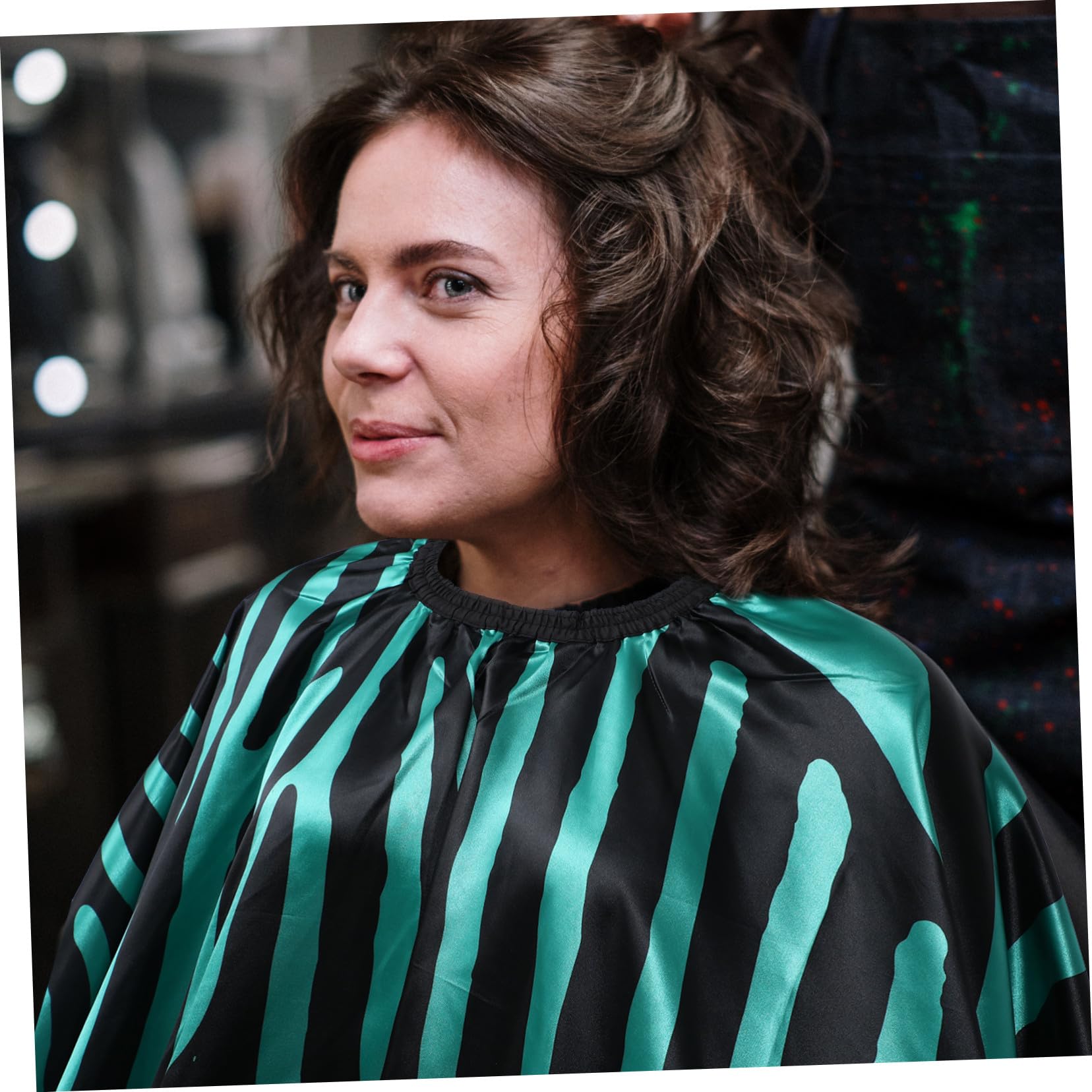 Capa de Corte para Peluquería Profesional de Pelo de Satén Verde, Amplia y Transpirable que Mantiene la Ropa Seca y Limpia