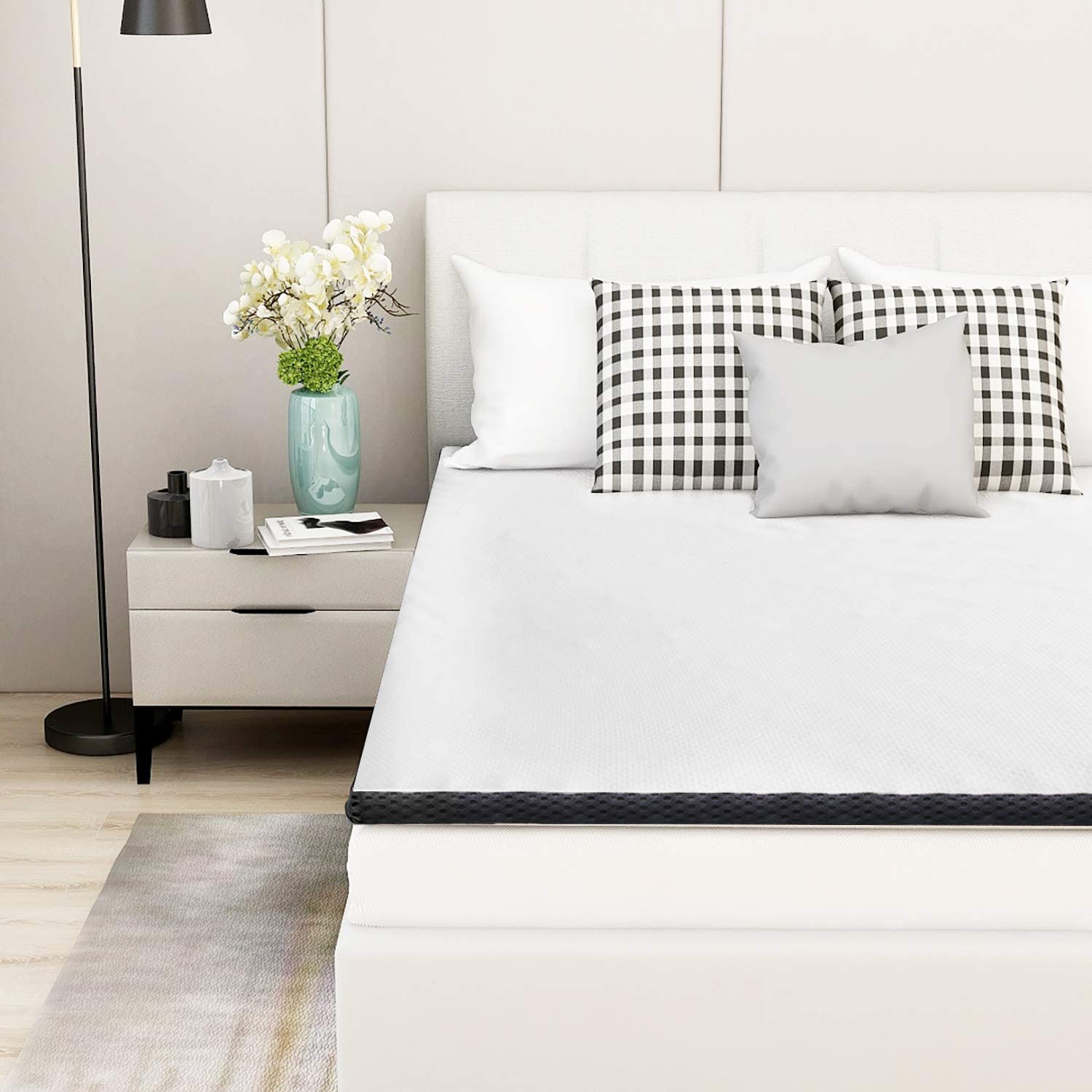 Amazon Basics Surmatelas de Mousse à Mémoire de Forme avec Sangles, 140 x 200 x 4 cm, Blanc