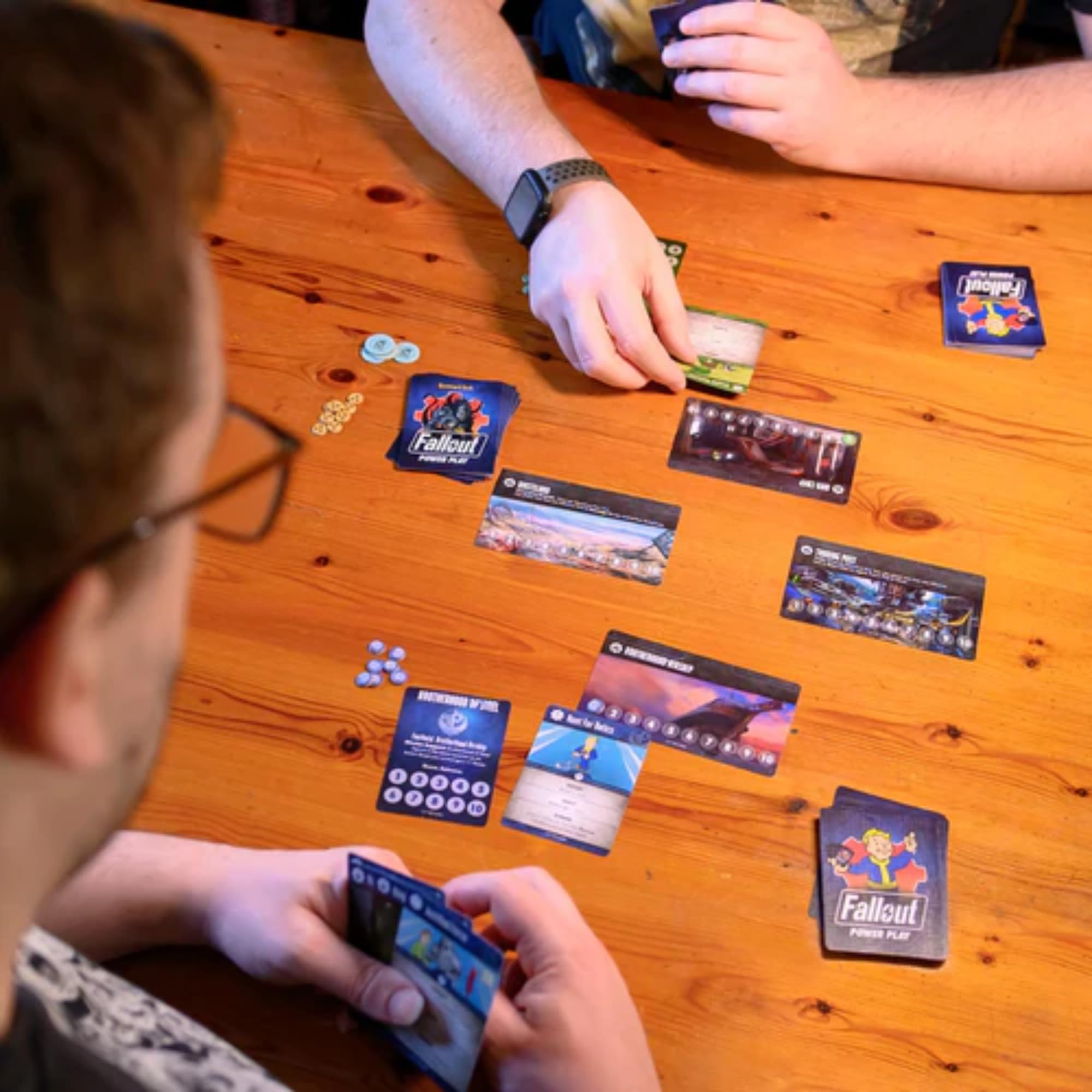 Modiphius Fallout : Power Play | Jeu de Cartes compétitif | À partir de 14 Ans | 2 à 4 Joueurs | 30 à 45 Minutes de Temps de Jeu ou Plus