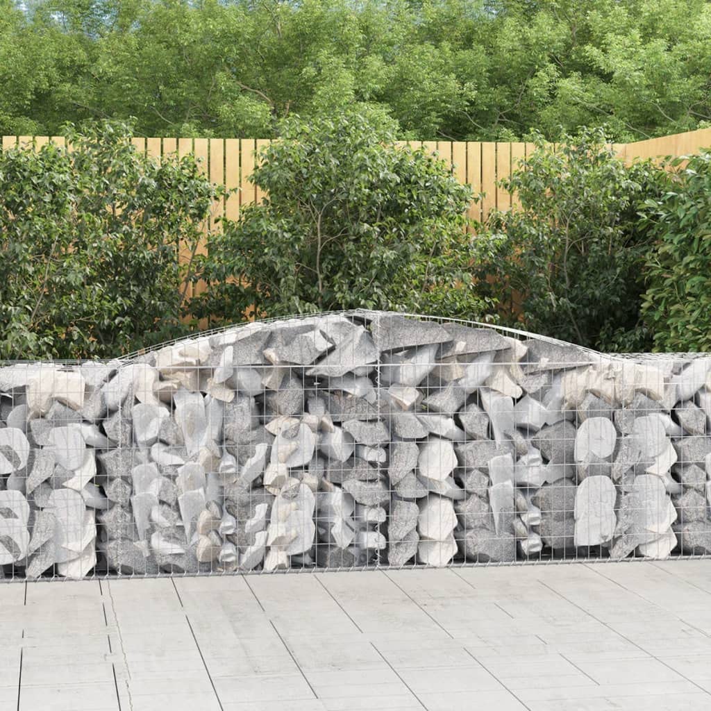 Paniers à gabions arqués pour dessiner les contours d'une terrasse design et végétalisée