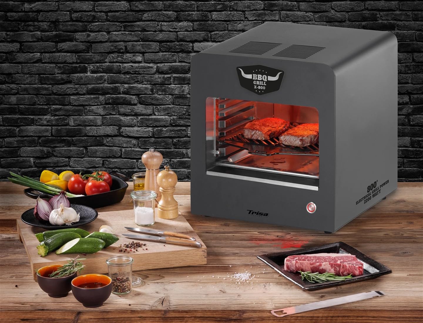 Trisa BBQ Grill X-800 2200W, 800°C Oberhitzegrill, Rauchfrei Indoor Outdoor | 2200W Halogen, 800°C Oberhitze, Pizzastein & Schaufel Inklusive; Grillrost, 2 Auffangschalen, Flaschenöffner