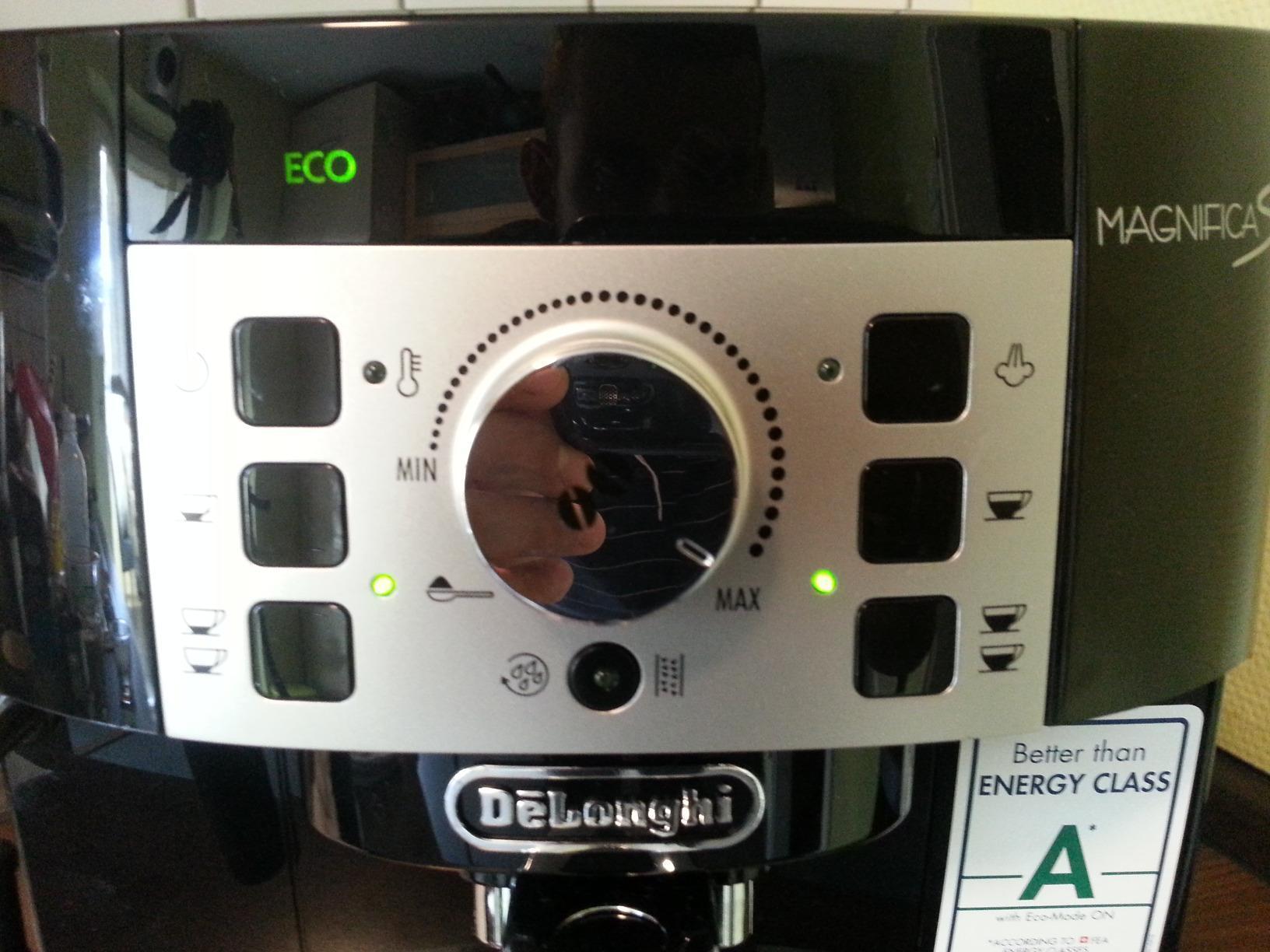 Treuer Vollautomat seit über 2 Jahren. Einfache Reinigung.Frisch duftender Kaffee auf Knopfdruck.