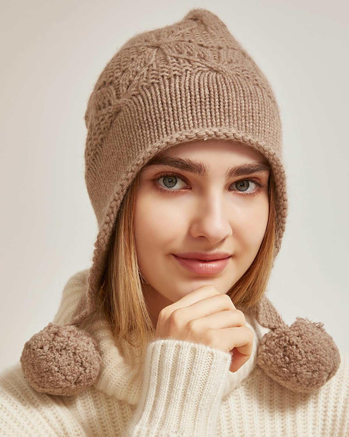 Mujer Gorro Beanie de Punto con Orejeras, 100% Cachemir Invierno Cálido Gorro Tejido con Protección para Oídos & 3 Pompón, Moda Earflap Sombrero Pom Pom Gorro de Esquí Snowboard, Regalo Coffee F