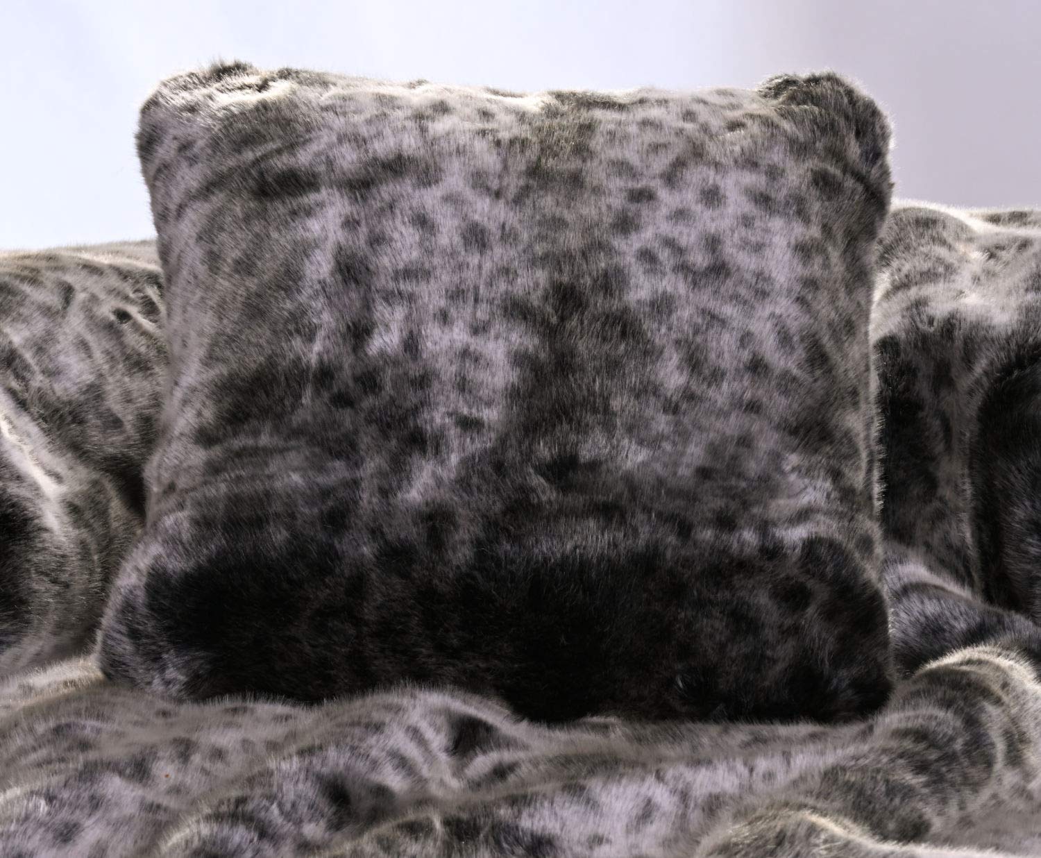 Wohnen & Accessoires Premium Fellkissen Wildkatze grau 45x45cm