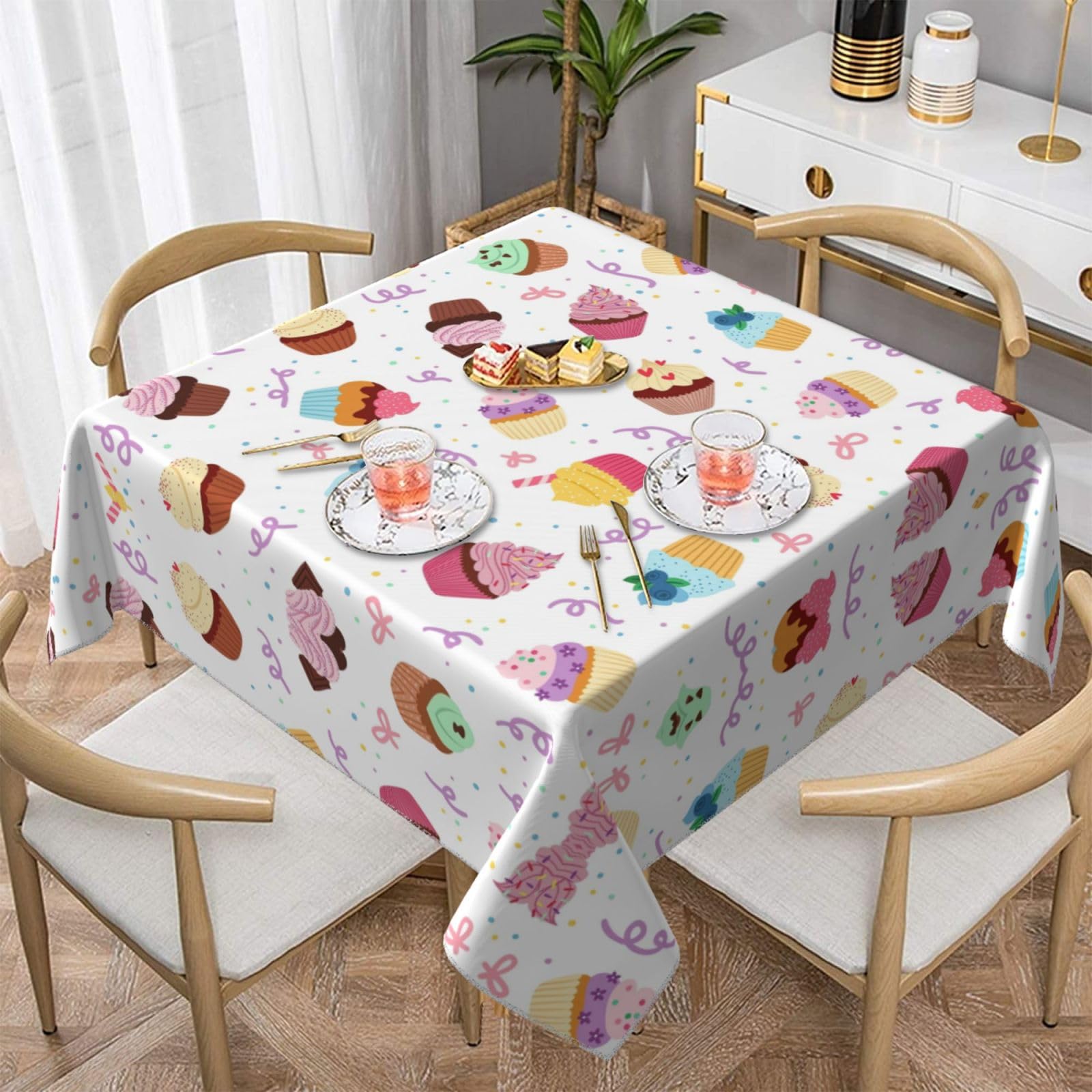 Nappe carrée cupcakes infroissable pour protéger facilement votre table extérieure