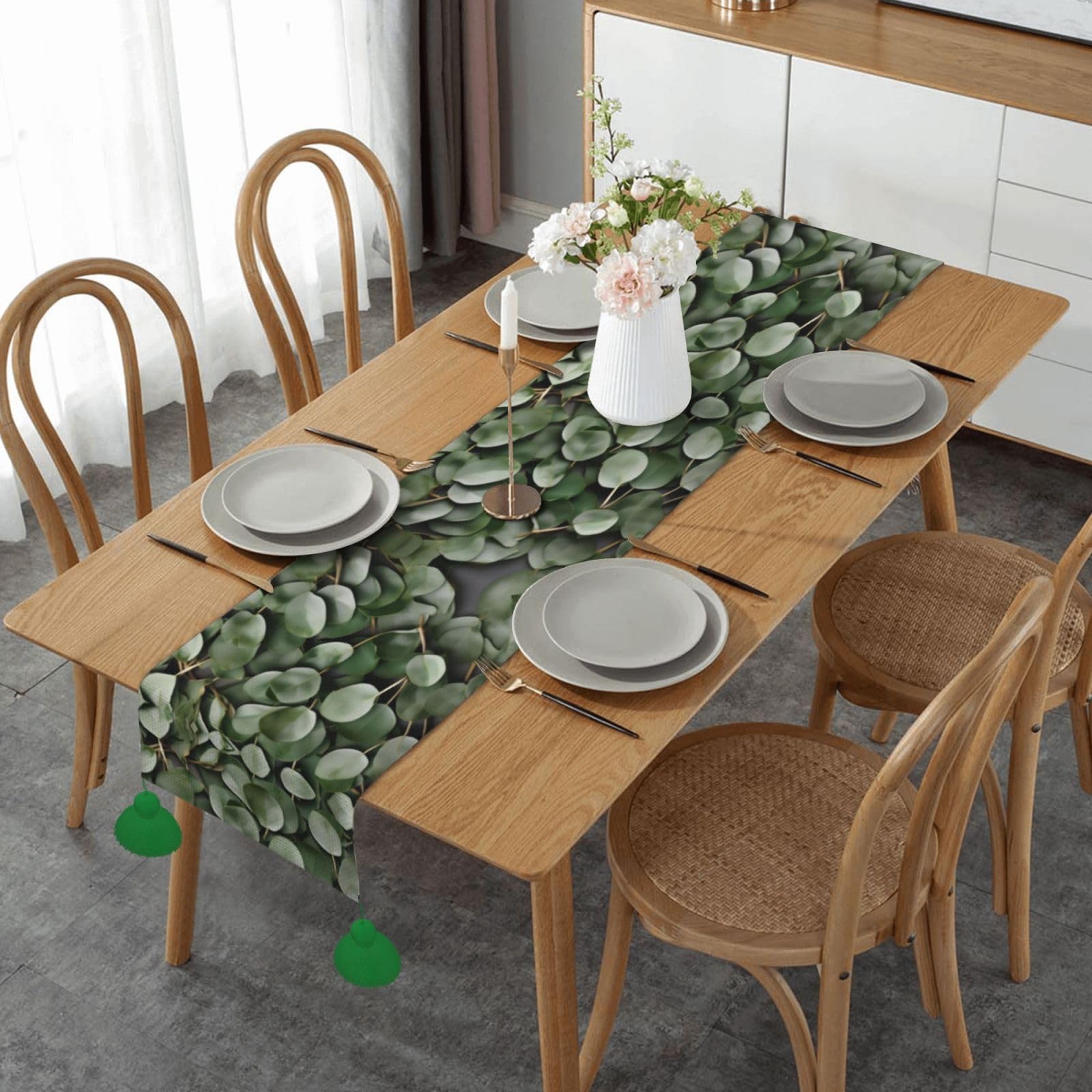 Chemin de table rustique eucalyptus pour une ambiance de Noël chaleureuse