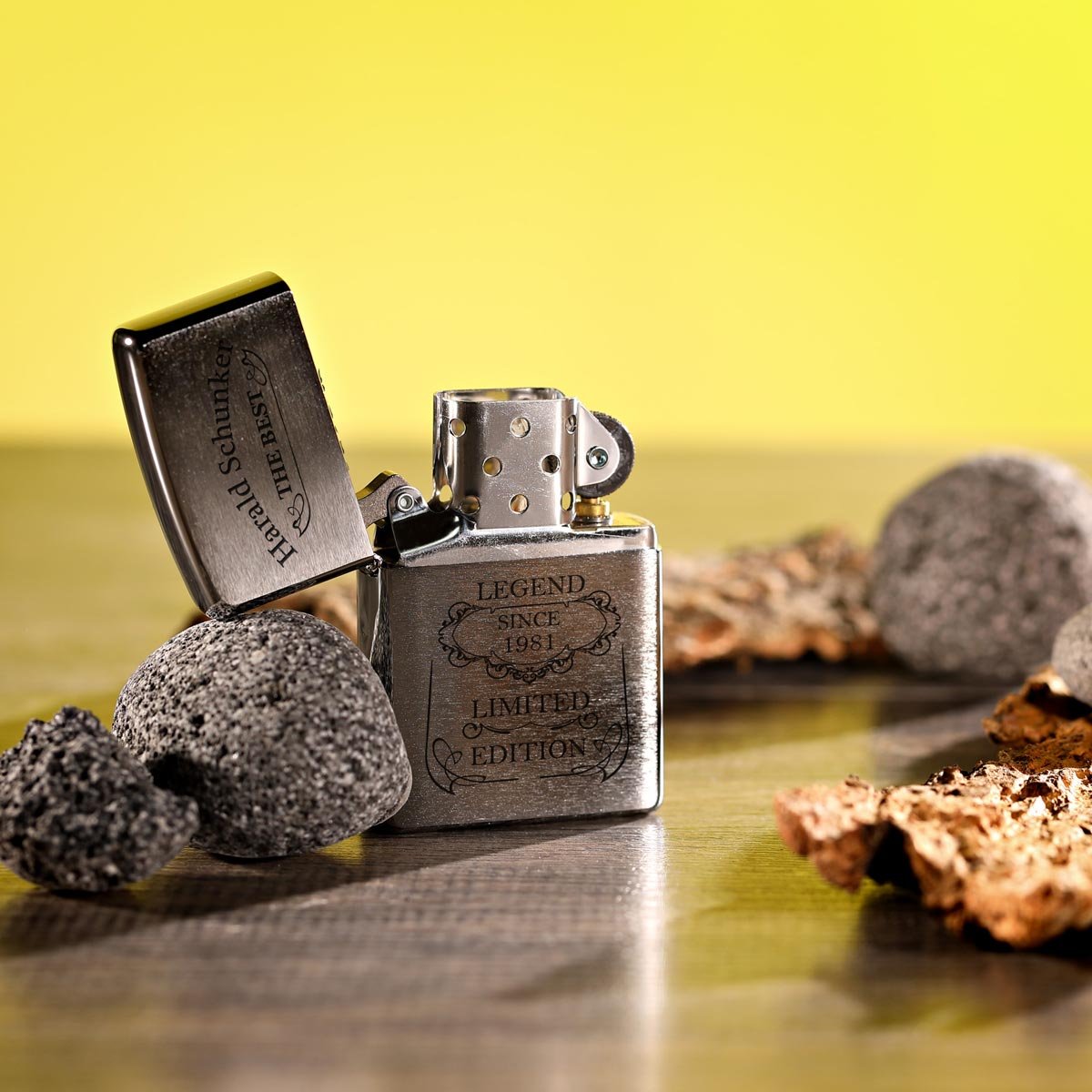 Zippo Accendino a benzina spazzolato con confezione regalo, con incisione motivo Legend