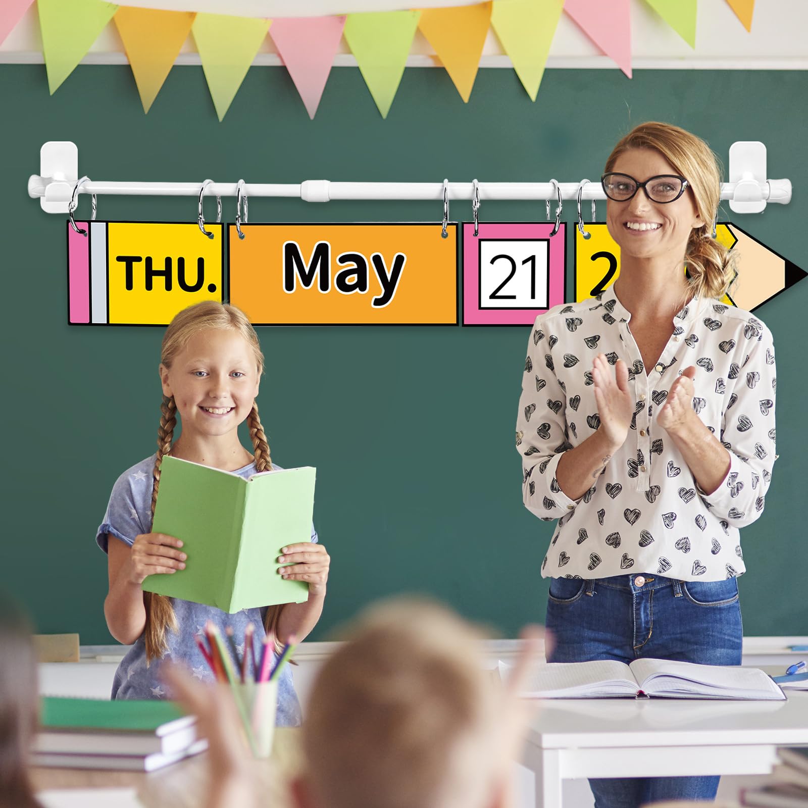 AnyDesign Bleistift-Klappkalender, buntes Pinnwand-Kalender-Set mit 55 Jahres-, Monats-, Wochendatumskarten und verstellbarem Stab, für Schulanfang, Klassenzimmer, Lehrerbedarf