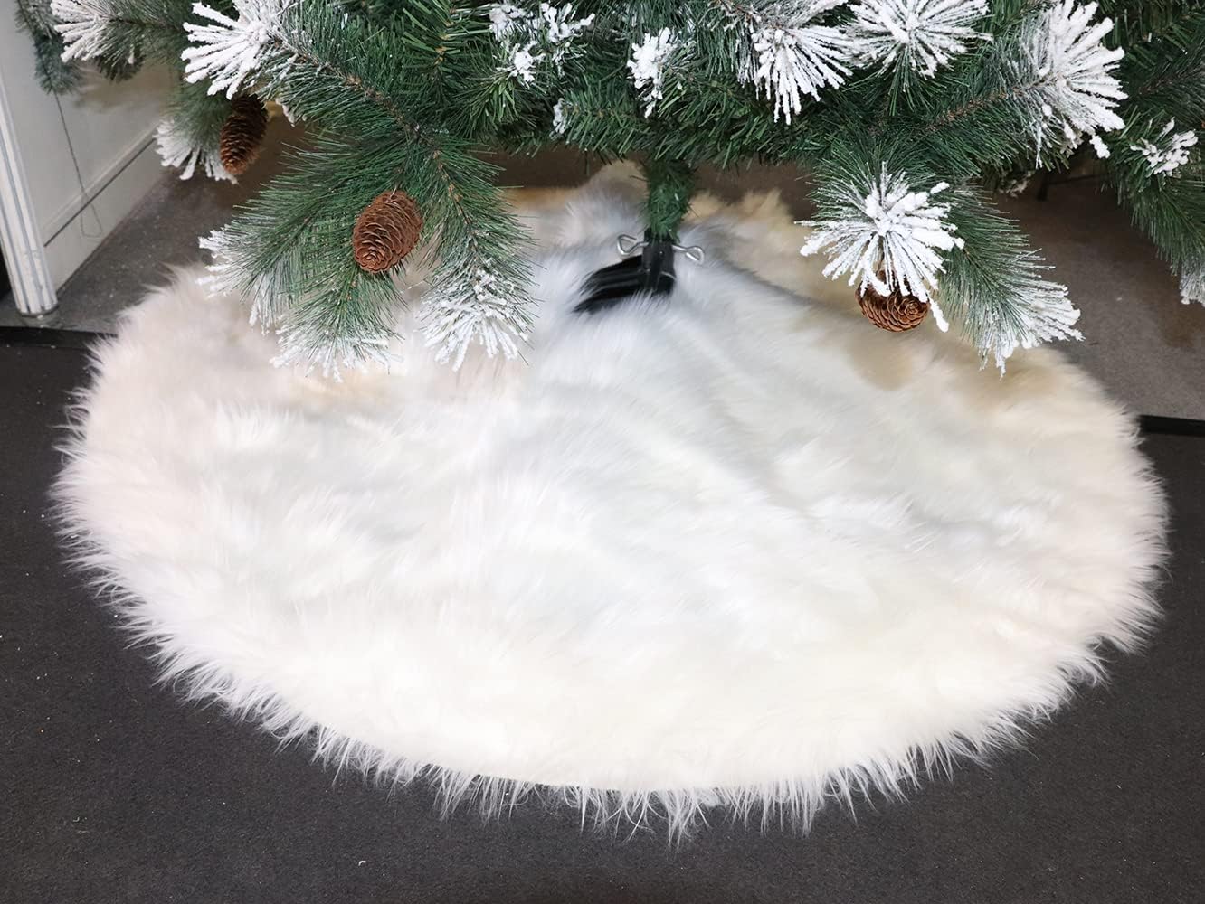 Woolous Faux Fur Tree Skirt 36 Inch - Plush Brown Mongolian Fur Christmas Tree Base Cover for Holiday, Xmas, New Year, & Party Home Décor
