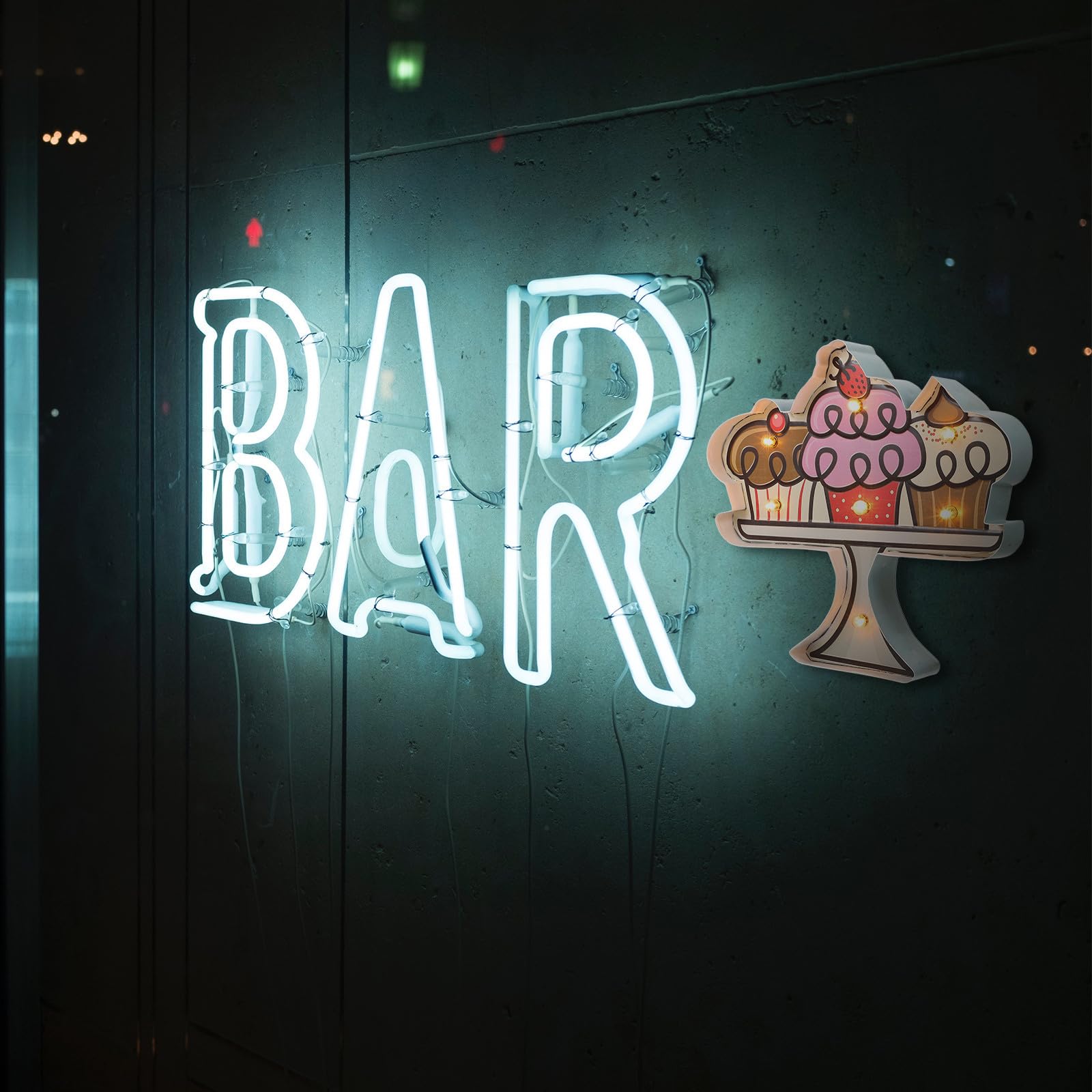 Toyvian Dekorative LED Wandleuchte Kuchenform aus Eisen für Szenendekoration in Restaurants und Cafés